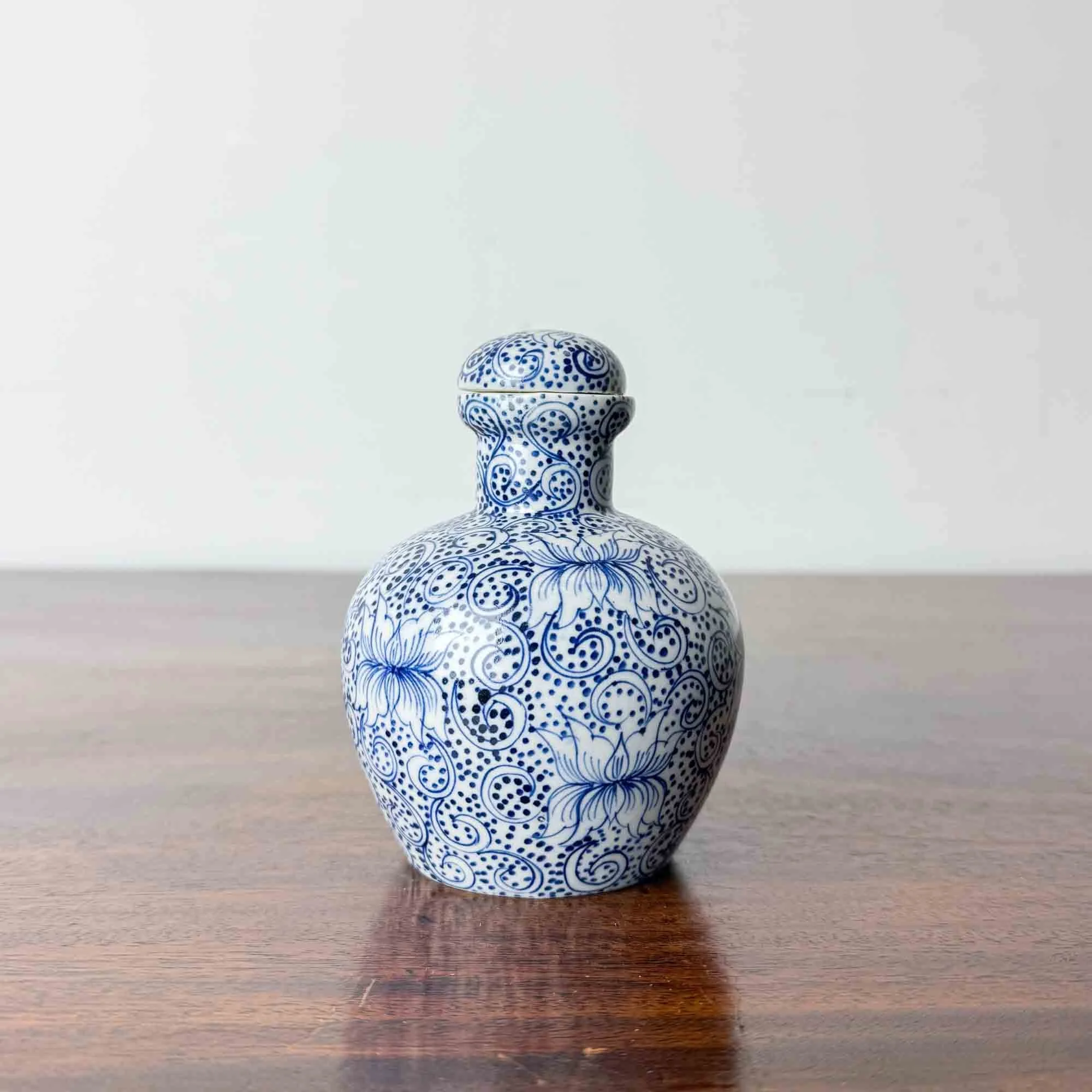 blue and white pot with lid-4.jpg