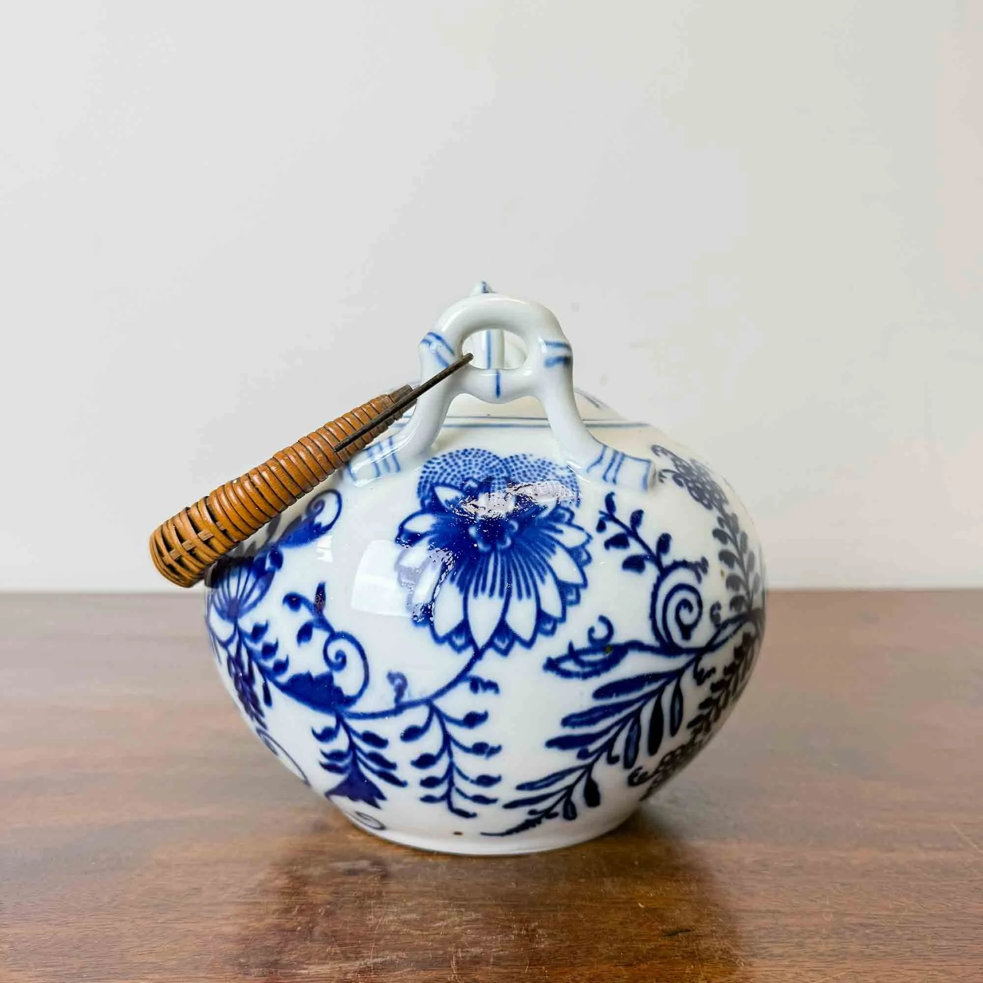 blue and white tea pot-3.jpg