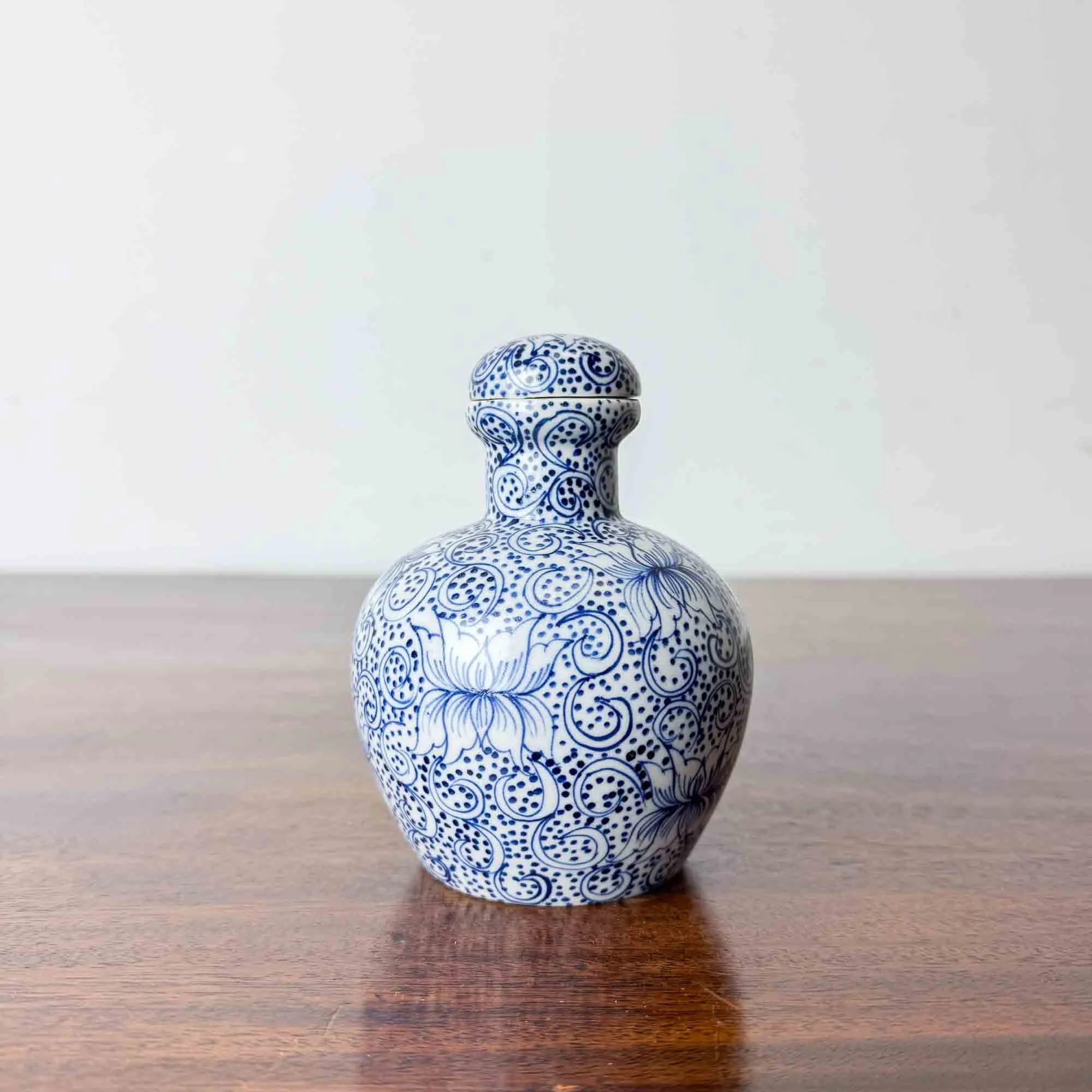 blue and white pot with lid-3.jpg