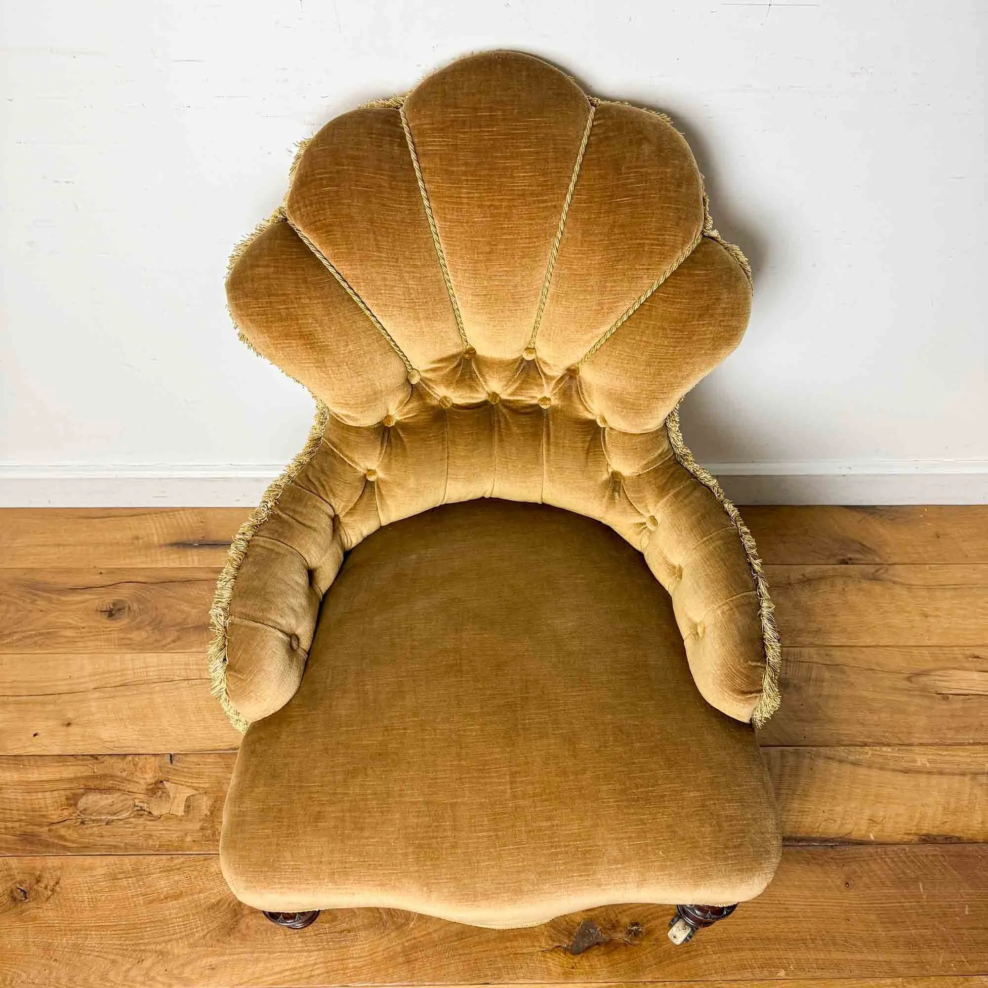 victorian scallop back armchair-01.jpg