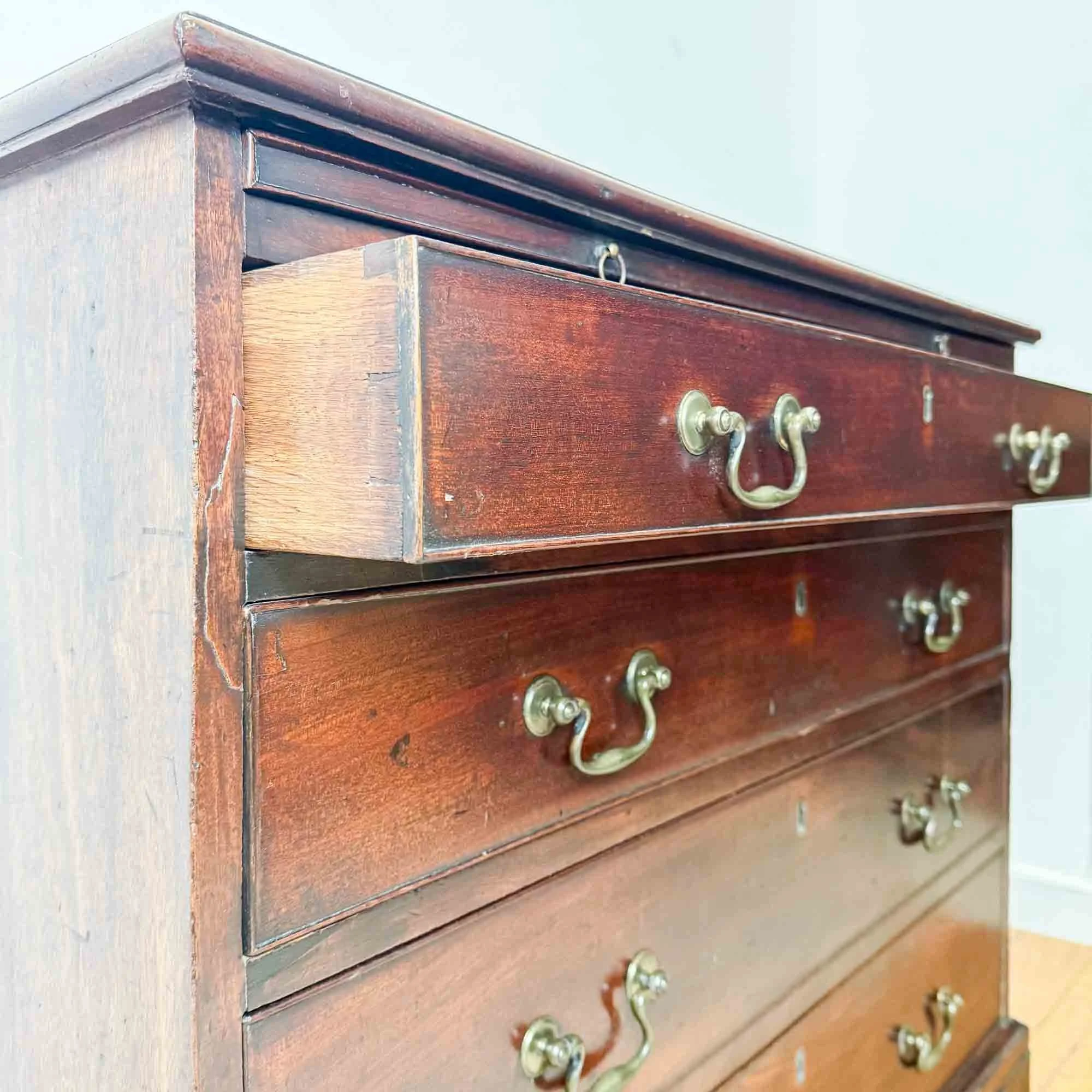 georgian mahogany bachelors chest of drawers-18.jpg