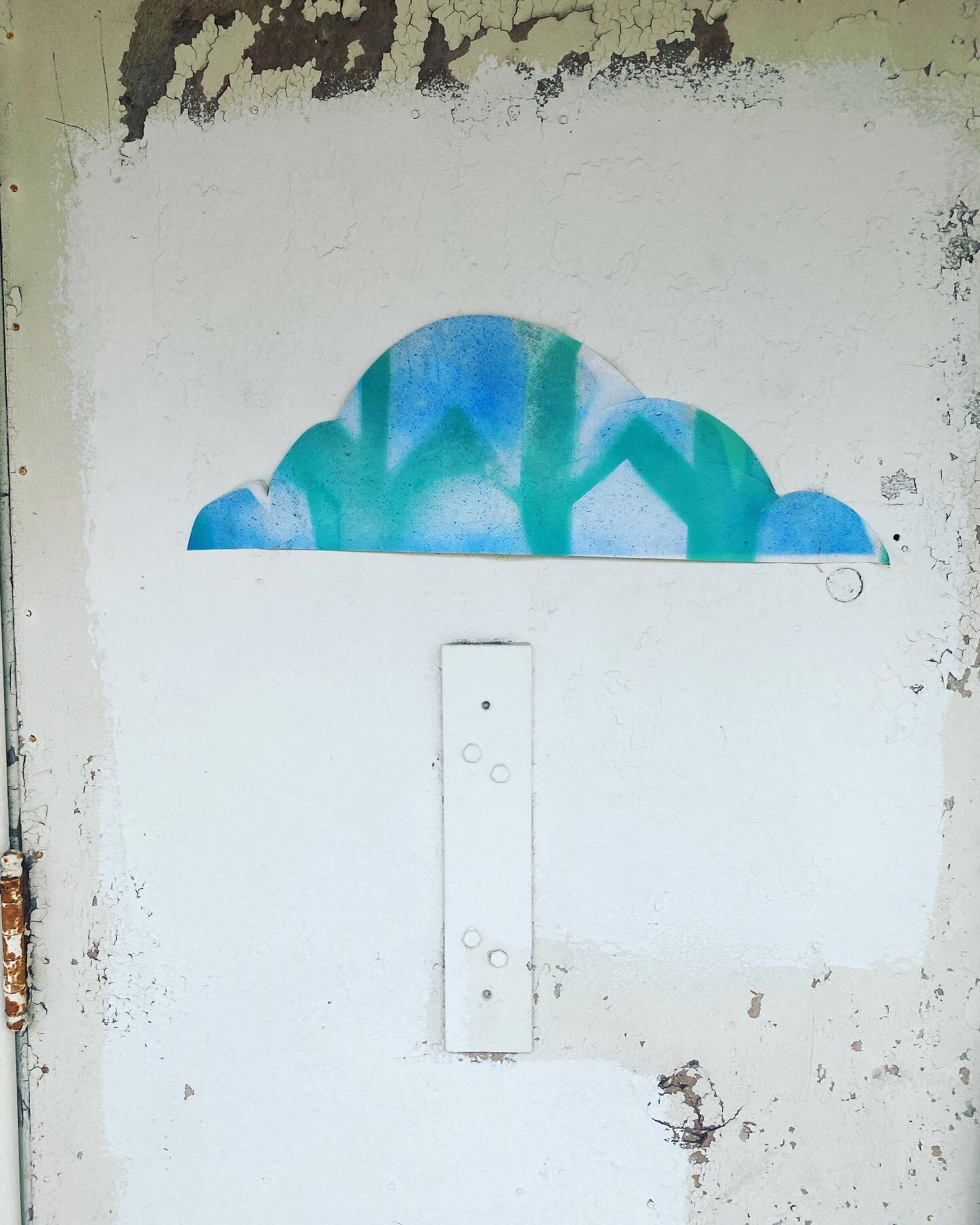 Graffiti cloud. Just thought Id mix up my usual posts of yarn and pottery with a reminder that beauty is everywhere. 

#streetart #clouds #graffitilove #urbanliving #nashville #changeitup