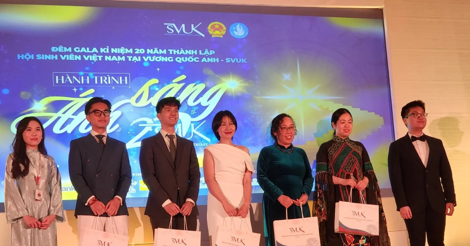 🎉 CEO VFP Quỳnh Nguyễn đ&atilde; tham dự Lễ kỷ niệm 20 năm th&agrave;nh lập SVUK tại Lu&acirc;n Đ&ocirc;n 🇬🇧✨ Gần 200 sinh vi&ecirc;n Việt Nam c&ugrave;ng hội tụ, những b&agrave;i ph&aacute;t biểu truyền cảm hứng, phần vinh danh &ldquo;Sinh vi&eci