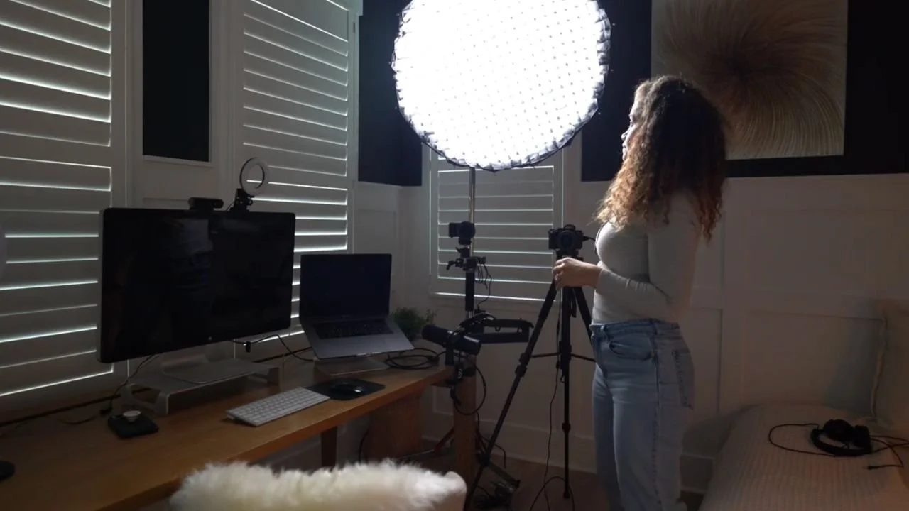 https://images.squarespace-cdn.com/content/v1/5f6cd84c48052531105cd2c9/d3196af1-01ad-4bde-a753-3da91955862f/Neewer%2BParabolic%2BSoftbox%2Bwith%2Ba%2BGrid%2Bfor%2Ba%2Bdramatic%2Blook%2B-%2Beasy%2Bcinematic%2Blighting%2Bsetup%2Bfor%2Bvideo%2Bpodcasts%2Bwith%2Bjust%2B3%2Blights.jpg