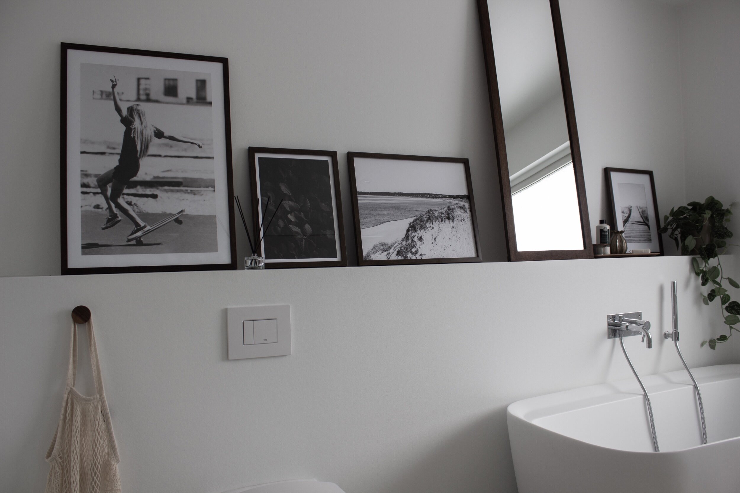 När man bygger ut väggen för att göra en vägghängd toalett så bildar det den perfekta tavelhylla. Jag tycker att det blev så härligt med tavlorna här inne. Jag har ett betalt samarbete med  pickyposters där du som kund får 25% rabatt när du fyller i…