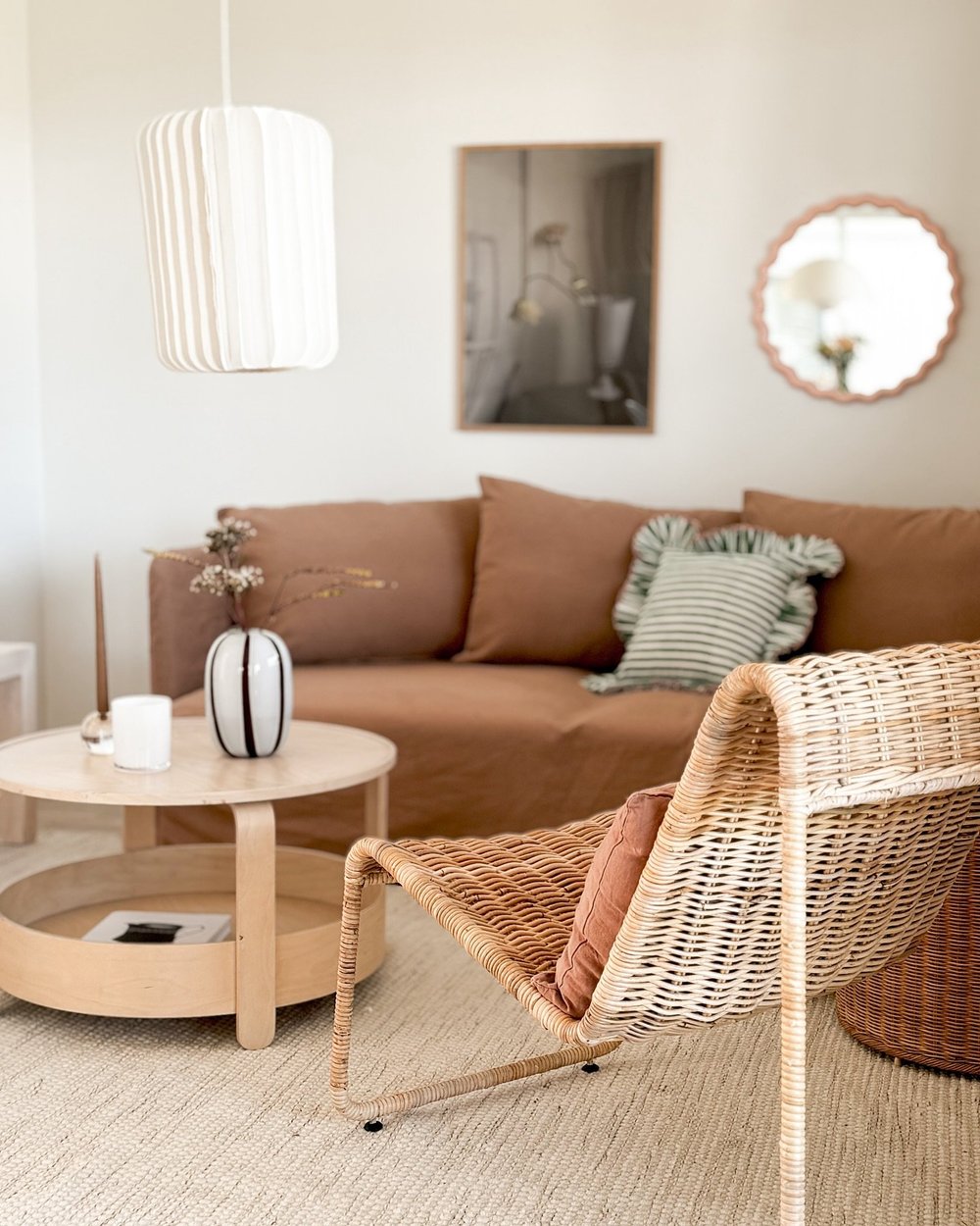 Inredning som g&ouml;r en glad f&ouml;r en mindre slant 🥰
Det beh&ouml;ver inte kosta skjortan att ha det fint 😅 H&auml;r har jag k&ouml;pt ny kl&auml;dsel fr&aring;n @bemzdesign till en begagnad s&ouml;derhamnsoffa och jag slog till n&auml;r det v