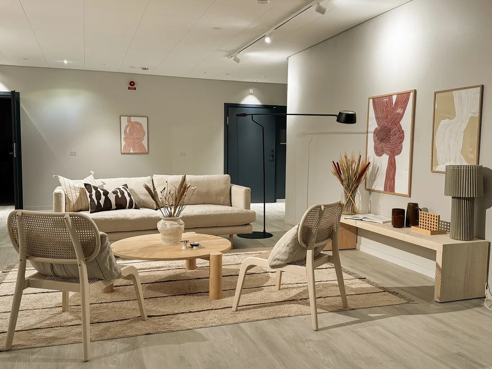 VECKANS STORA UPPDRAG LSS-Boende f&ouml;r unga 

&Auml;nnu ett nytt och trivsamt LSS-boende fr&aring;n @emrahus_lss f&ouml;r unga st&aring;r klart, denna g&aring;ngen i Eksj&ouml; i Sm&aring;land. Jag har stylat boendet inf&ouml;r fotografering och v