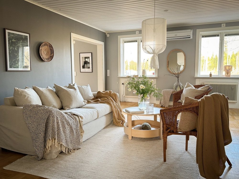 Hur en soffa och lite detaljer kan bidra med en helt annan f&ouml;rst&aring;else f&ouml;r rummet 😉 Adlink i stories till soffan 🛋️🔗

I v&aring;ras fick jag in detta uppdrag, ett hus som varit ostylat i tidigare bostadsannons men d&auml;r man nu ha