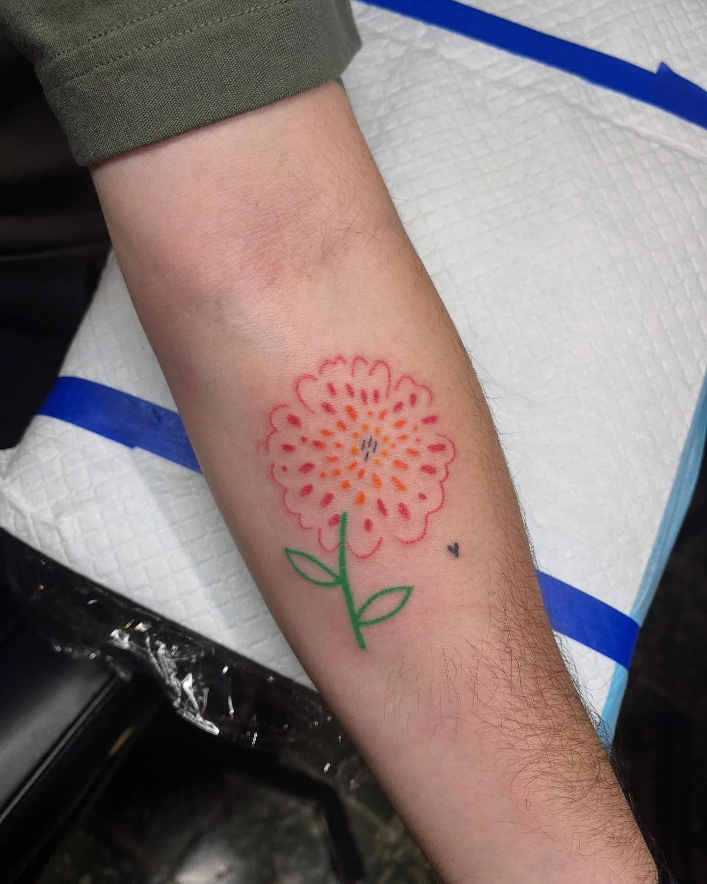 Tat&uacute; no.1155 zinnia de mi flash para walk in! Gracias por escoger este dise&ntilde;o, amo como qued&oacute; 💛🧡🩷

Como siempre 💯 #handpoked en @la.lagrimita 🖤
