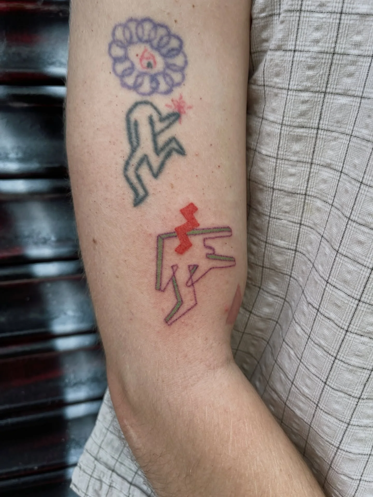 Tat&uacute;s no.1196 y 1197 para @drvar_ &iexcl;sacados directamente de sus sketchbook! Gracias por la visita🖤

Y as&iacute; empez&oacute; el 2026 en @la.lagrimita &hellip;siempre #handpoke sin prisa y con amol ✍🏼