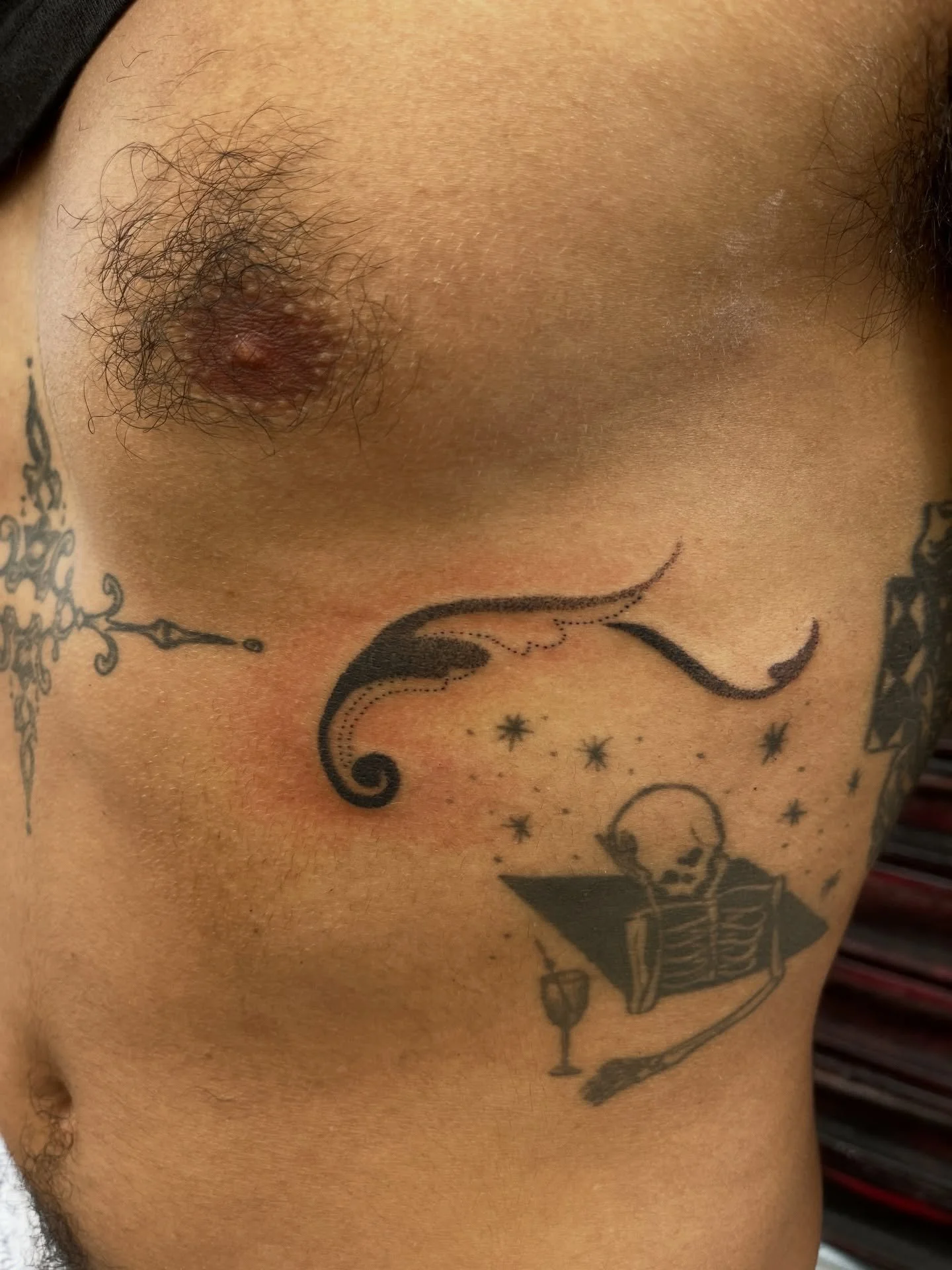 Tat&uacute; no.1198 de mi flash ornamental para @ricanfx 🖤

✍🏼 #handpoked en @la.lagrimita 🩸