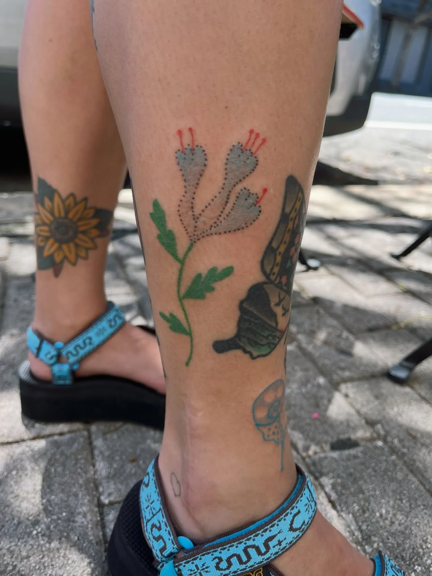 Tat&uacute; no.1200 para @danielaswamp &iexcl;te adoro nena! Espero que hayas gozao&rsquo; te veo en verano 😘

Como siempre 💯 #handpoked en @la.lagrimita 🖤