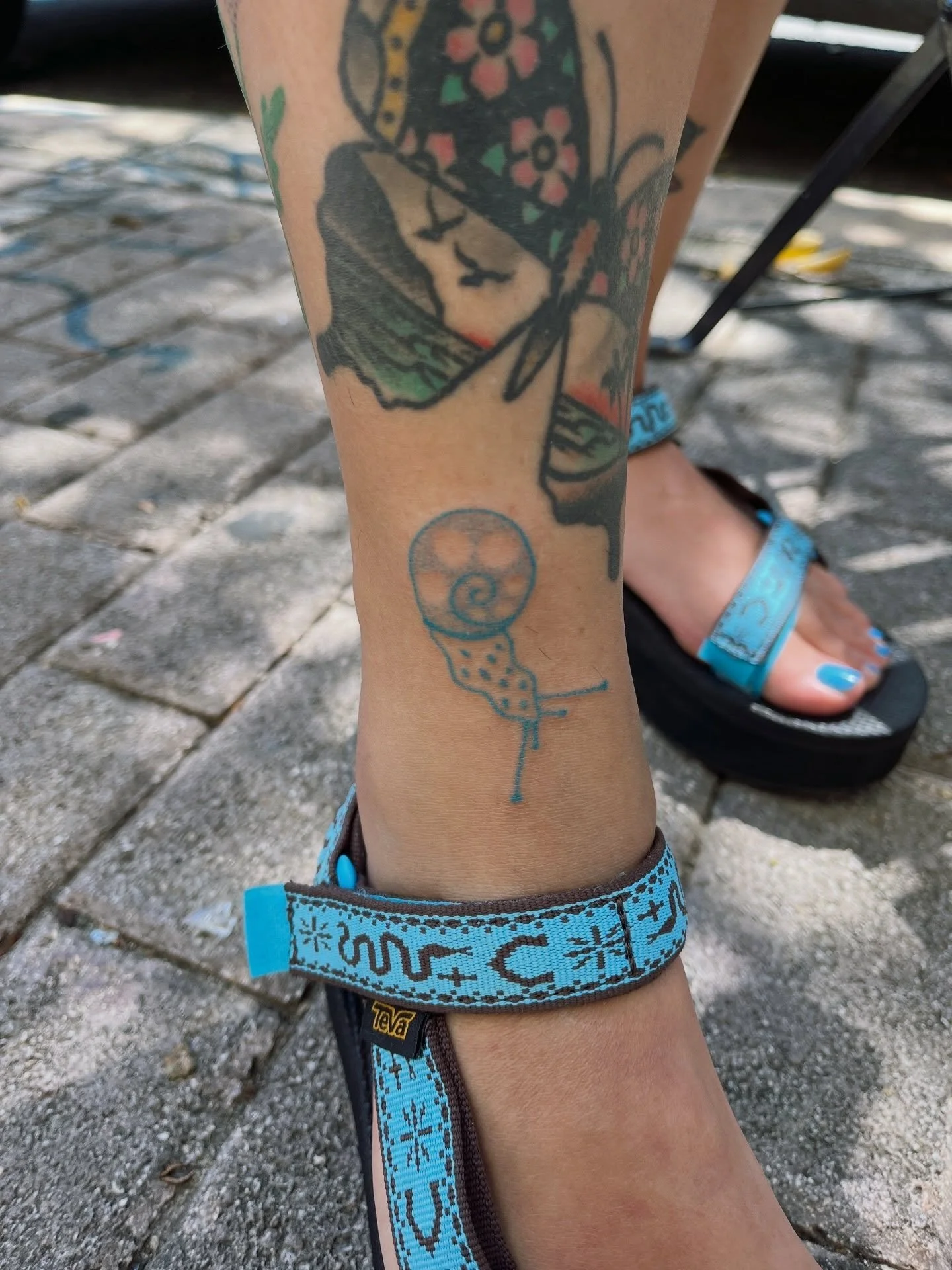 Tat&uacute; no.1201 🐌💙custom para @danielaswamp 🩵
en la &uacute;ltima foto pueden ver el snail y la florecita que le hice el mismo d&iacute;a, ambos #handpoked y ambos en @la.lagrimita 🖤 &iexcl;gracias Dani!