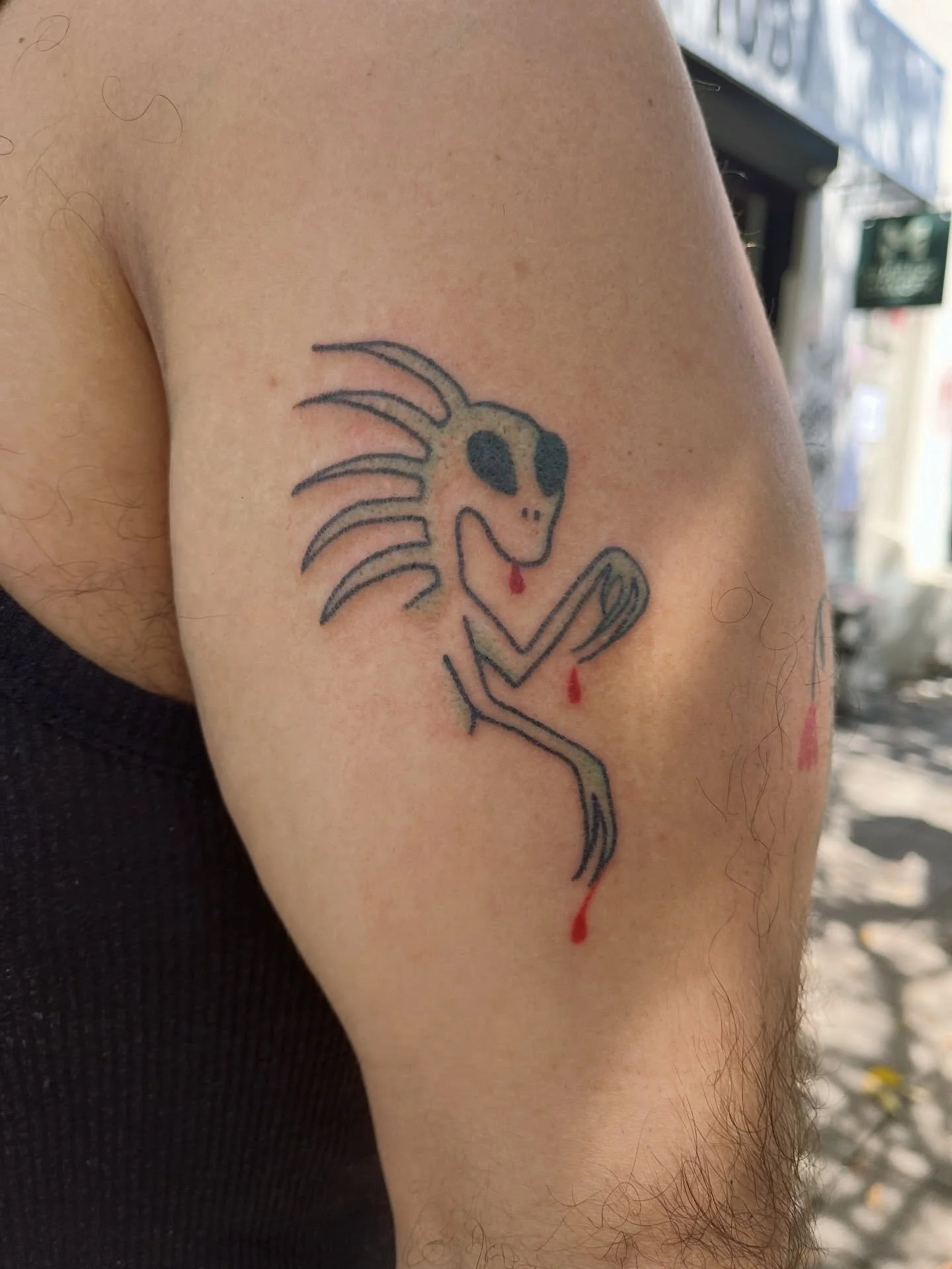 Tat&uacute; no. 1202 mi chupacabras del flash del #tintapari para @cuervotropical &iexcl;gracias por pedirlo! Vean tambi&eacute;n las florecitas curaditas que le hice en un flash night.

Como siempre&hellip; #handpoked ✍🏼 en @la.lagrimita 🩸