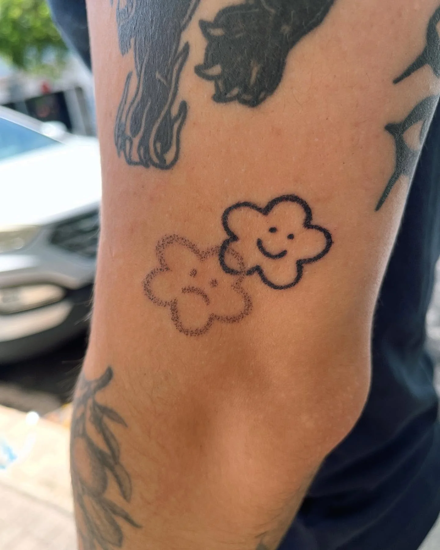 Tat&uacute;s no.1168 y 1169 uno de mi flash y un benito special de esos que vienen con to y maletas directito pal vuelo a casa ✈️

Como siempre 💯 #handpoked en @la.lagrimita