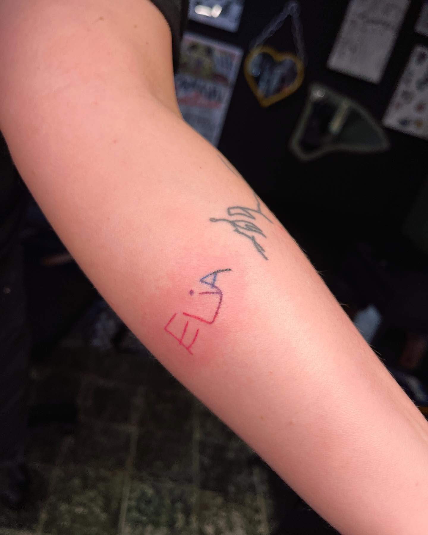 Tat&uacute; no.1173 para @momlife_isthe_clownlife me pidi&oacute; el nombre de su hija en sus colores favoritos 💜💕 &iexcl;Gracias por volver Camila! 

✍🏼como siempre #handpoked en @la.lagrimita

👀 el de al ladito se lo hizo conmigo hace unos a&nt