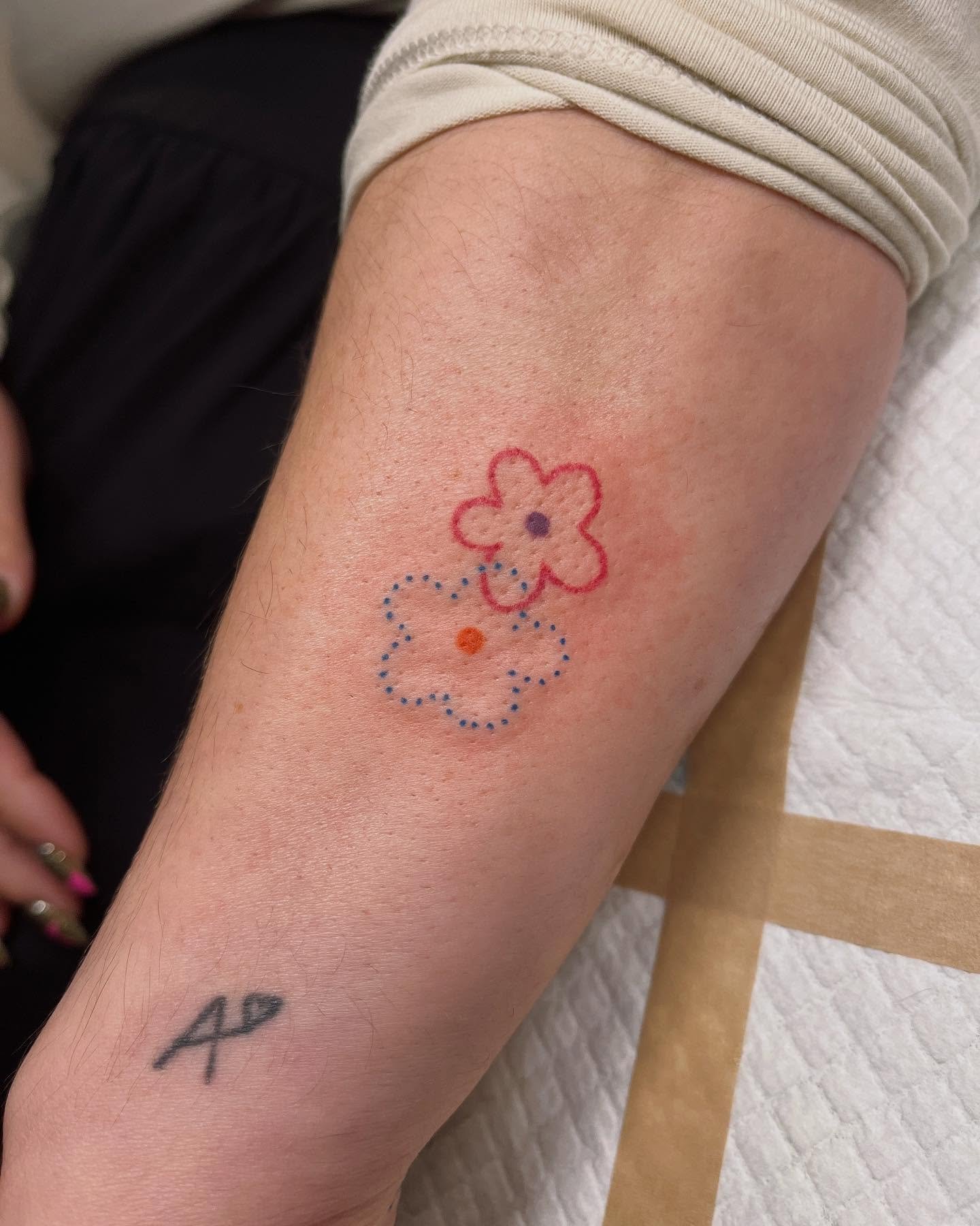 Tat&uacute; no.1167 florecitas nuevas y retokitos #handpoked siempre en @la.lagrimita 🌸🌼