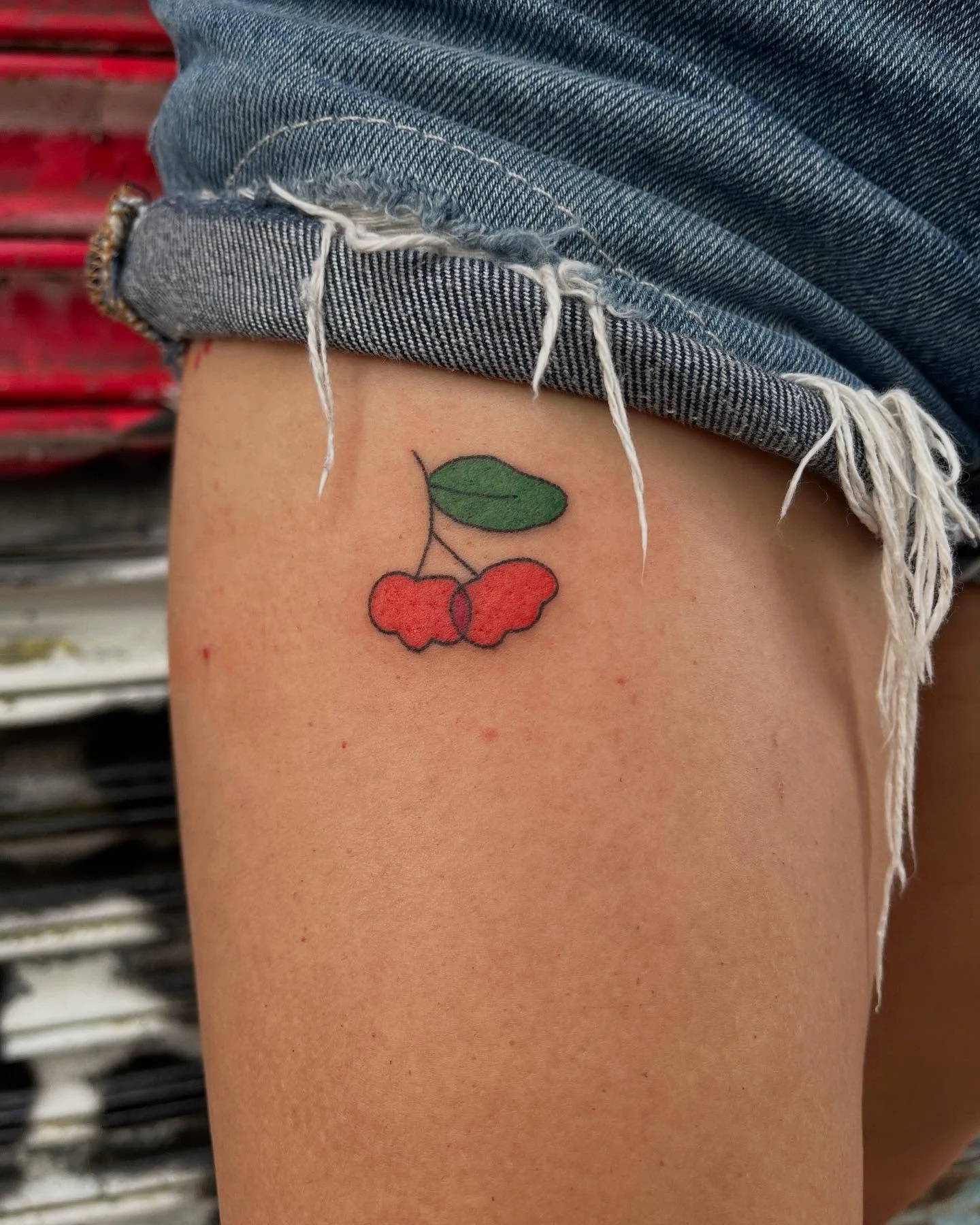 Tat&uacute; no.1165 un walk in muy especial para mi flash de acerolas!!!! Vean tambi&eacute;n uno m&iacute;o curaito al final @jibaraprodiga 

#handpoked en @la.lagrimita 🖤