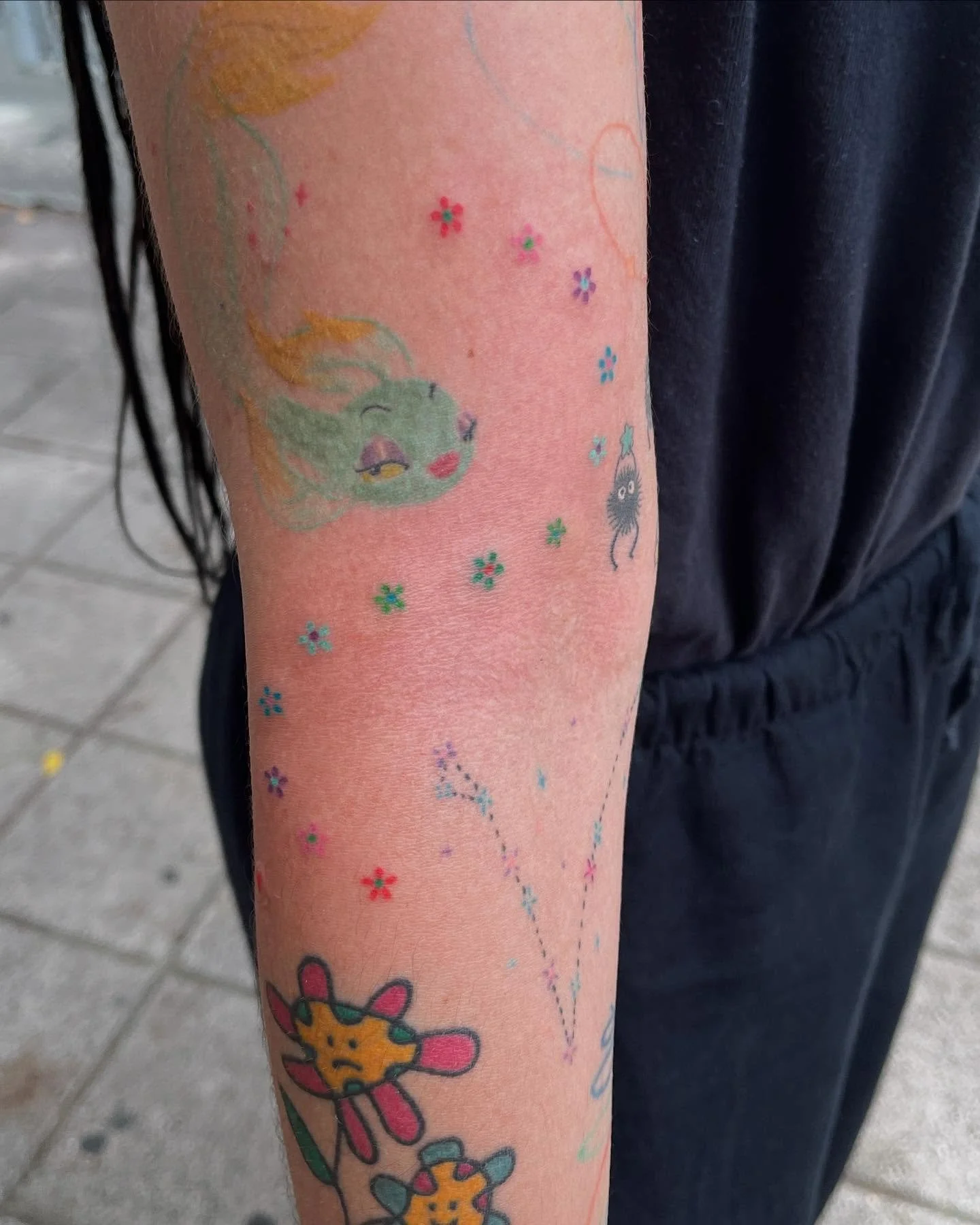 Tat&uacute; no.1170 &ldquo;S&rdquo; de florecitas #handpoked para A que tiene un bracito bien coloridoooo &iexcl;es de las m&iacute;as! 🌈🌸🌻

Agradecida de la gente linda que se sienta en mi silla, de verdad que amo mi trabajo demasiado, @la.lagrim