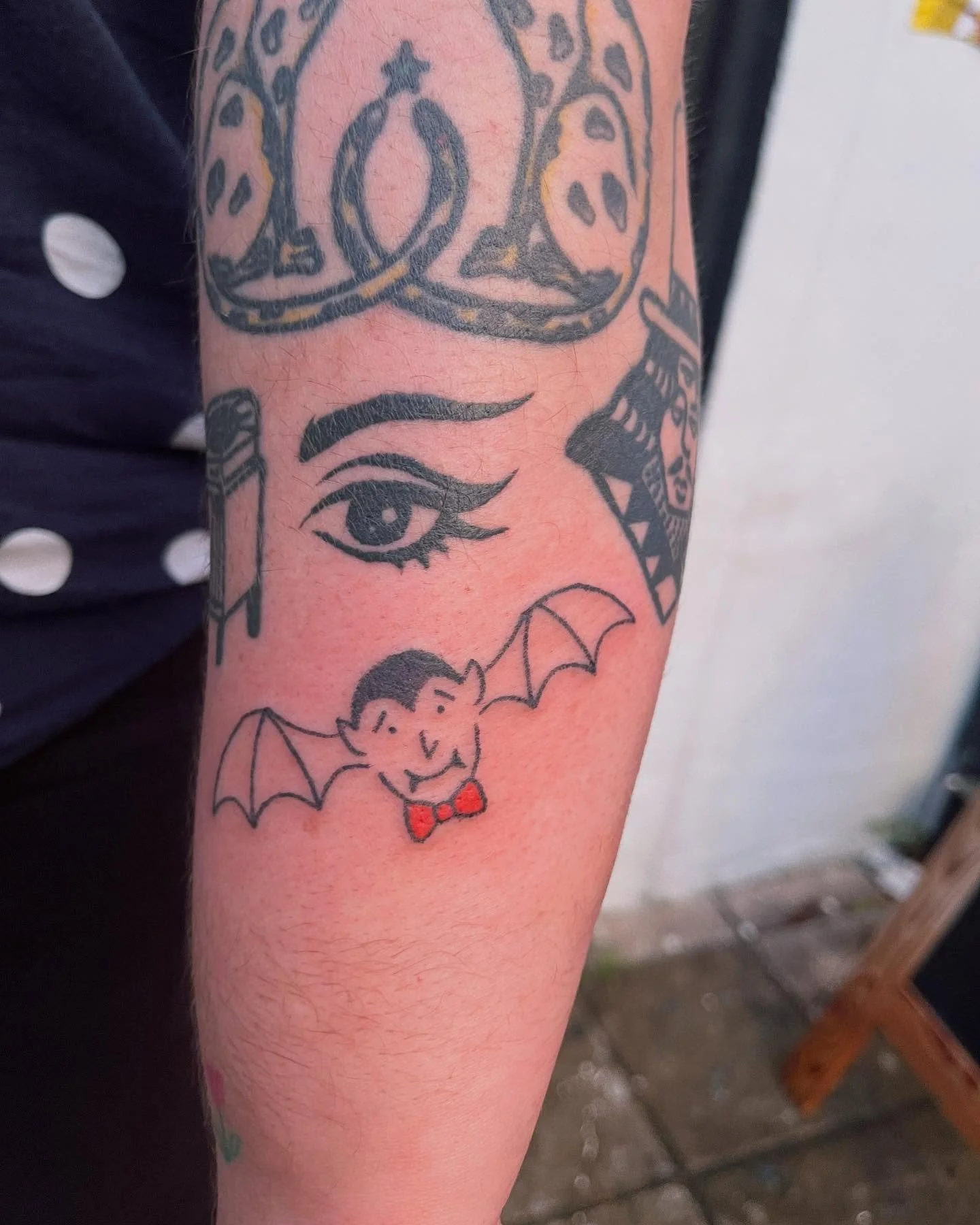 Tat&uacute;s no.1177 y 1178 de mi flash de criaturas m&iacute;ticas del #tintapari de este a&ntilde;o para, nada mas y nada menos que, @disco.suci que tiene una colecci&oacute;n bien cool de tatuparisss 🖤Gracias siempre Gabi 🖤

Vampirito y medusa ✍