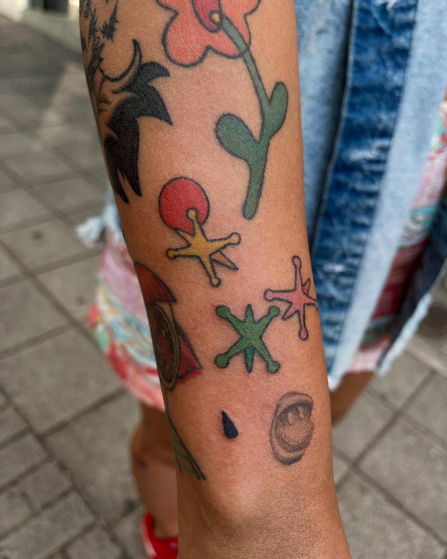 Tat&uacute; no.1171 jacks de mi flash para @iamshei 
&iexcl;SIN DUDA UNO DE MIS NUEVOS FAVORITOS! 
❤️💛💙🩷💚

La flor tambi&eacute;n la hice yo y ya est&aacute; curadita &iexcl;Gracias por volver Shei! Vayan a seguirle en su p&aacute;gina de tatuado