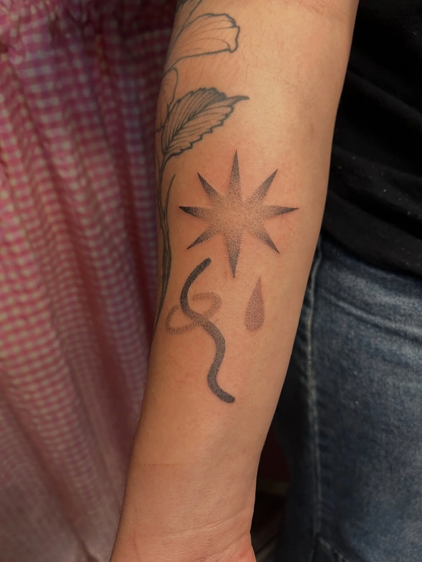 Tat&uacute; no.1194 para @rizotatu 🖤 gracias por la confianza ivana ⭐️ Vayan a seguirla y a darle like a todo porque su trabajo es tremendo!!! 

Agradecida de compartir espacio @la.lagrimita con artistas tan talentoses y cul &iexcl;amo mi trabajo!