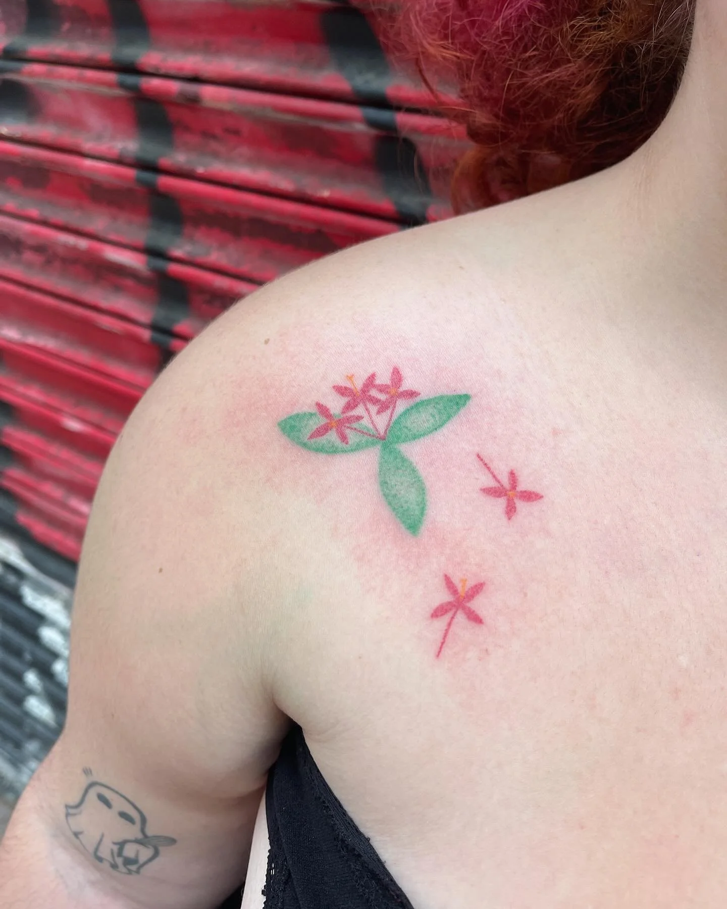 Tat&uacute; no.1175 cruz de maltas para A❣️ 

Tat&uacute;s no.1174 florecitas para @beartu86 🌷🪻🌼 (sorry por las fotos nocturnas fatulas, les pongo mejores fotos en la pr&oacute;xima visita de Arturo 😉) 

Como siempre&hellip; 💯 #handpoked en @la.