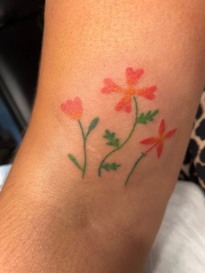 Tat&uacute;s no.1204 y 1205 florecitas coloridas de mis flashes para @gabihorror #handpoked en @la.lagrimita 🖤 &iexcl;gracias!