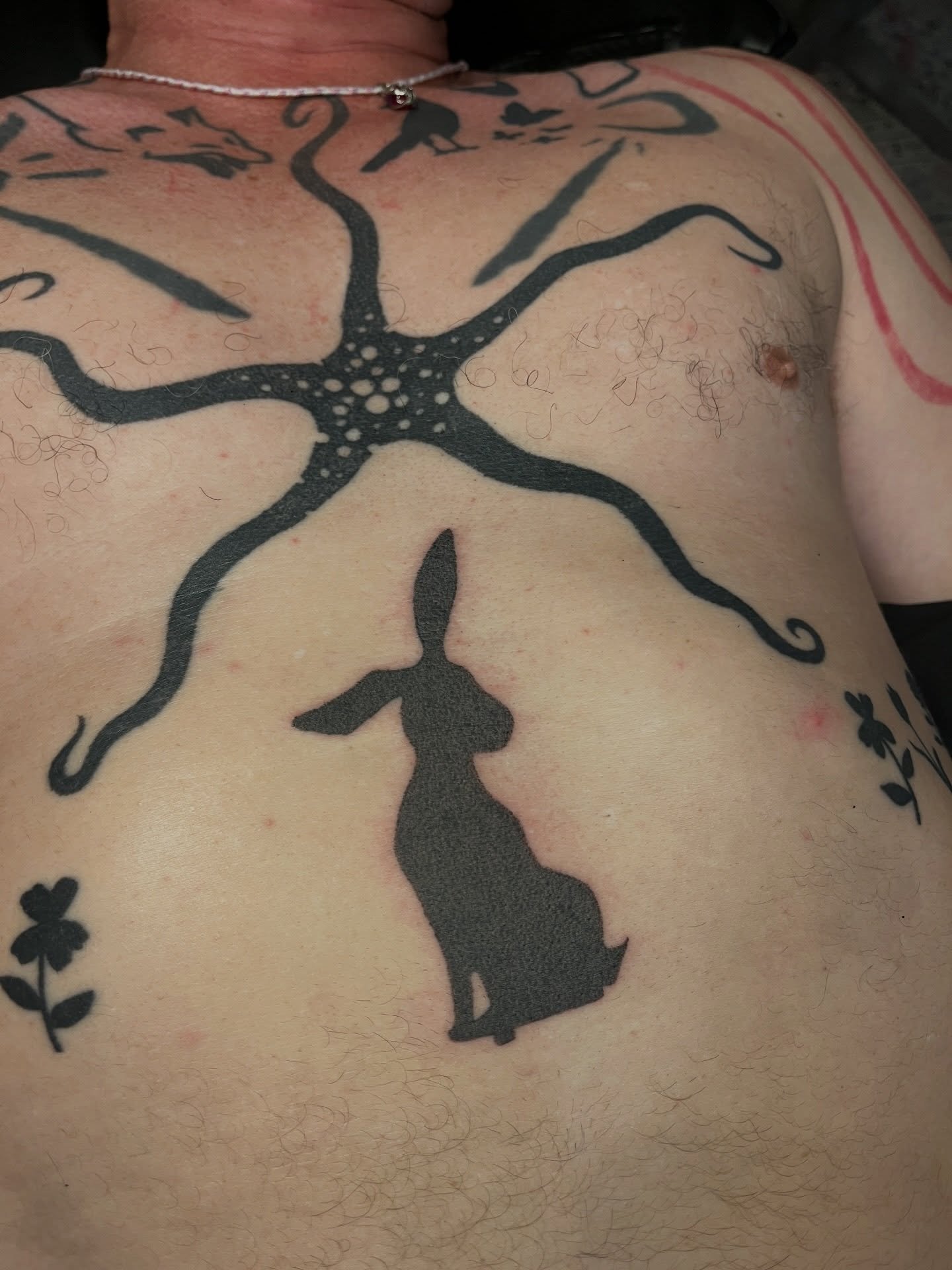 Tat&uacute; no.1203 para la colecci&oacute;n m&aacute;gica de @roba_rte 

Conejito acabado de hacer! flores, cuervo y mariposas ya curaditos. Todo #handpoked incuyendo la estrella de @fruitybodypoke 🖤

Gracias por la confianza
