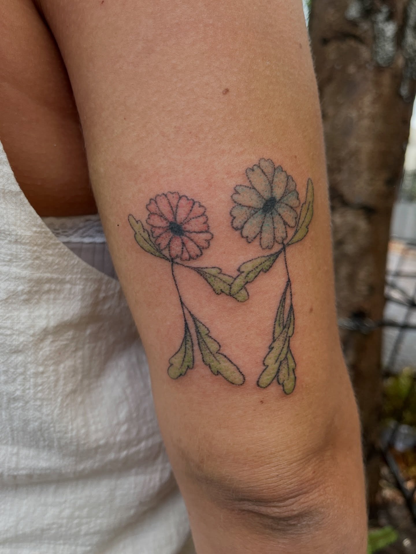 Tat&uacute; no.1206 para @malelalira un dise&ntilde;o personalizado inspirado en sus hijos &iexcl;gracias por siempre volver! 🏡 

Siempre #handpoked siempre en @la.lagrimita 🖤
