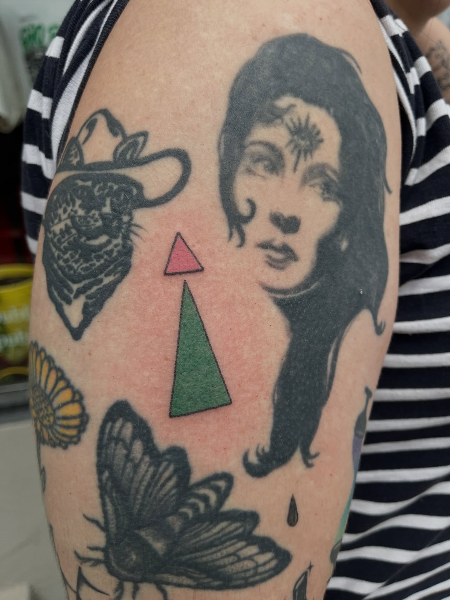 Tat&uacute; no.1207 de mi flash de Kandinsky para la colecci&oacute;n de @disco.suci 🩷💚 #gapfiller #handpoked con mucho amol en @la.lagrimita 

En la &uacute;ltima foto pueden ver las copitas curaditas hace unos cuantos a&ntilde;itos 🖤
