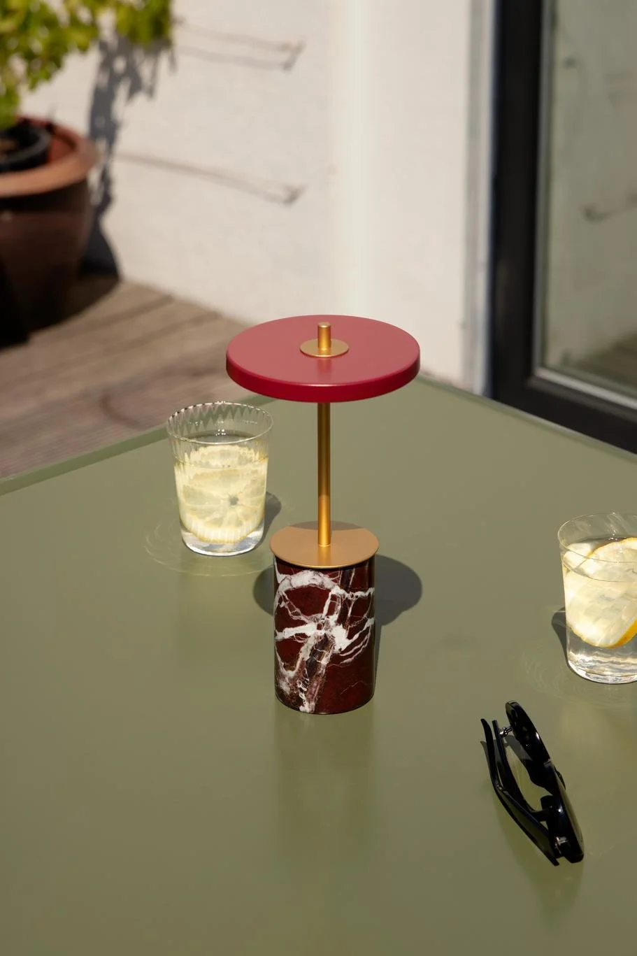 UMAGE_lifestyle_Asteria Move Mini_red marble_(4)_1.jpg