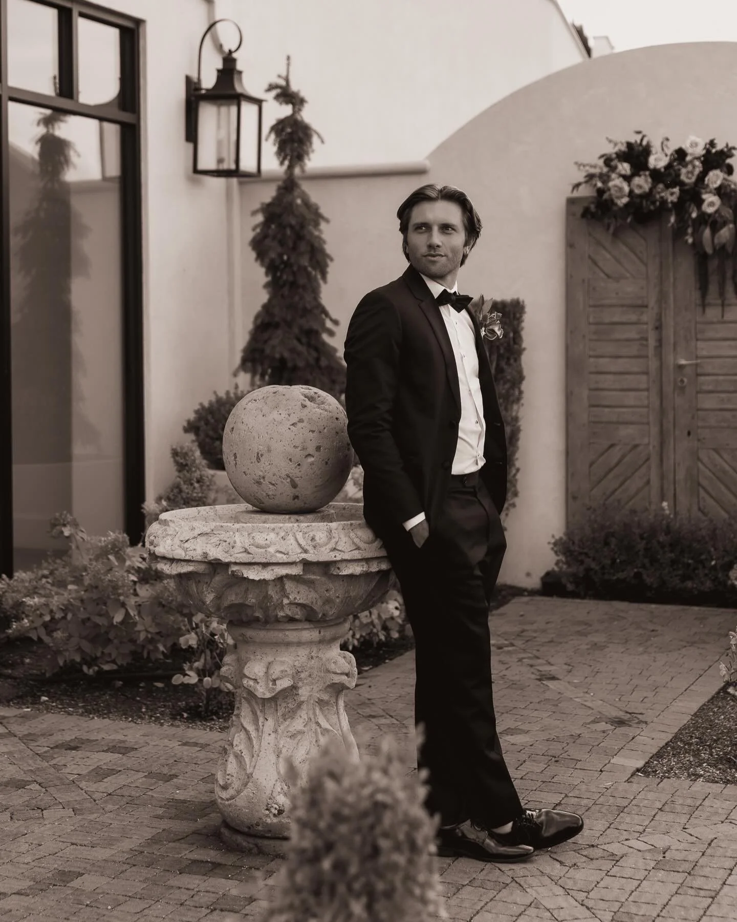 standing like he already knows how this ends

Shot for @honeyidophotovideo 

#utahweddingphotographer #editorialweddingphotographer #luxuryweddingphotographer #groomstyle #groominspo weddingeditorial filmweddingphotography destinationweddingphotograp