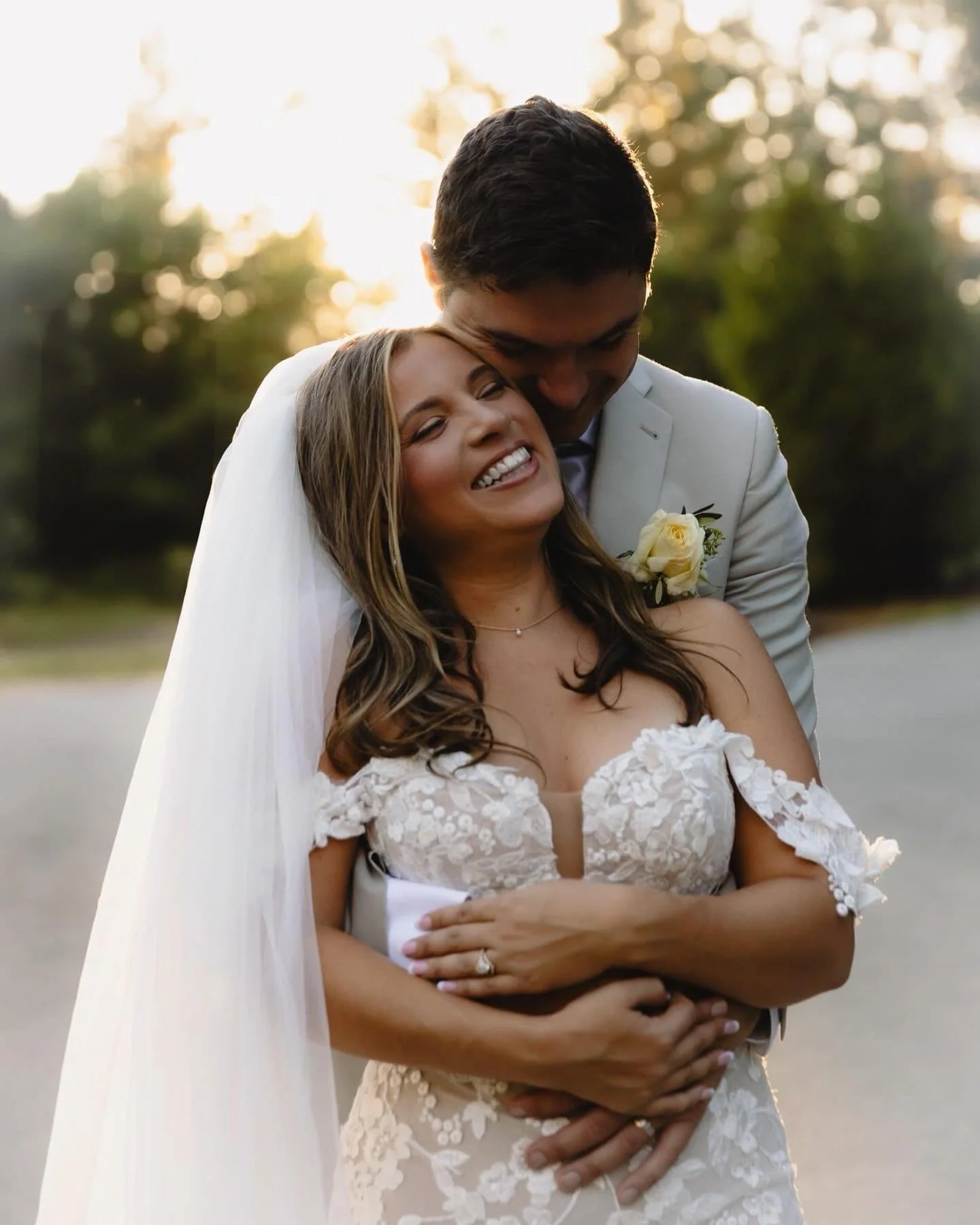 Golden hour, golden everything. The way he&rsquo;s holding her like she&rsquo;s the whole world. ✨🌞

Lead associate do @honeyidophotovideo 

#santacruzwedding #redwoodswedding #santacruzweddingphotographer #redwoodsweddingphotographer #amphitheaterw