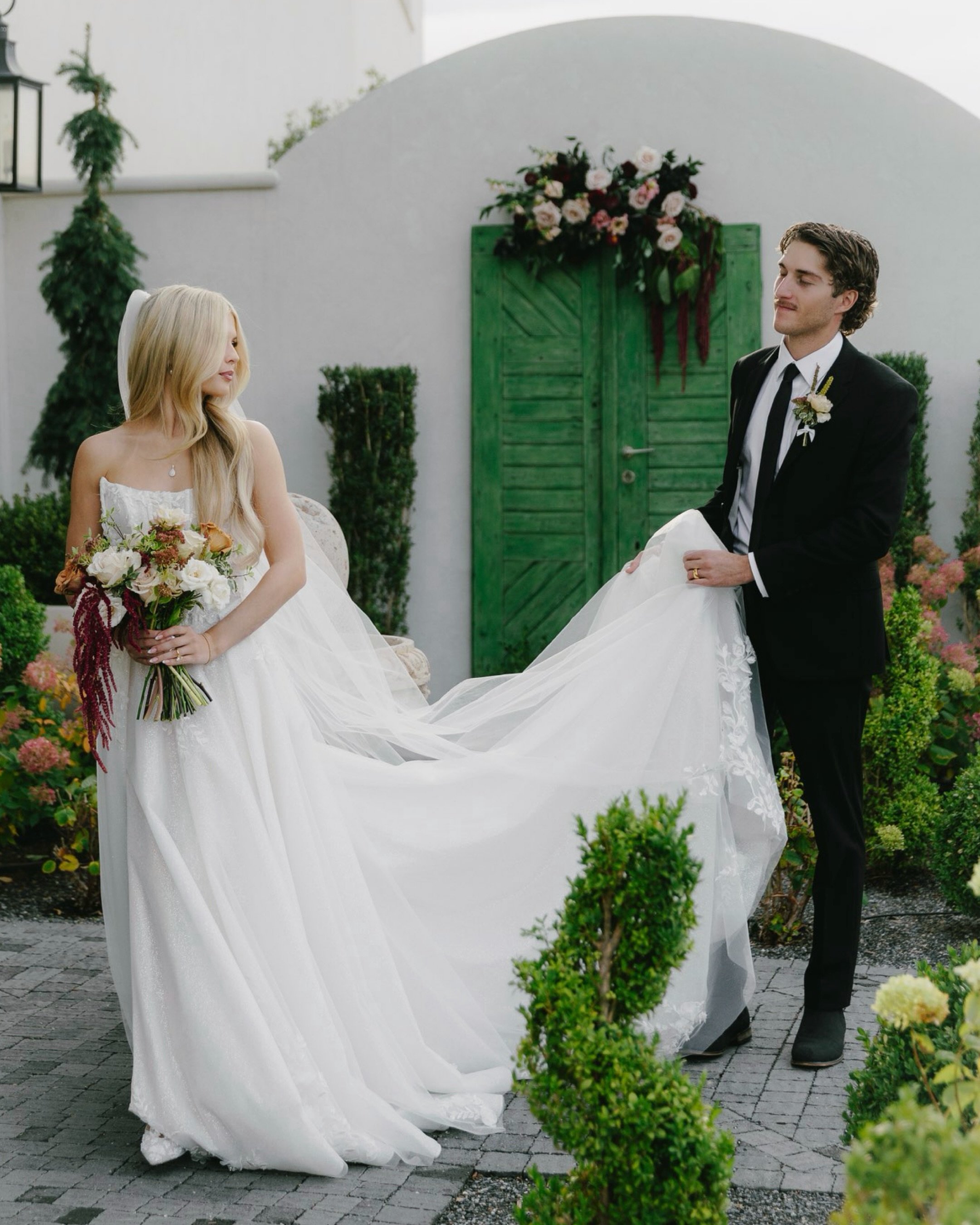 the kind of pretty that makes you stare for a second 

Associate for @honeyidophotovideo