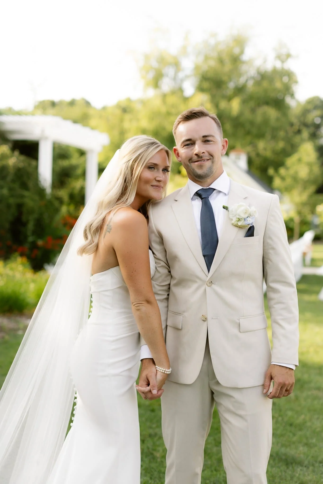 Midwest wedding photographer captures couple portraits at Bay Pointe Inn Shelbyville Michigan