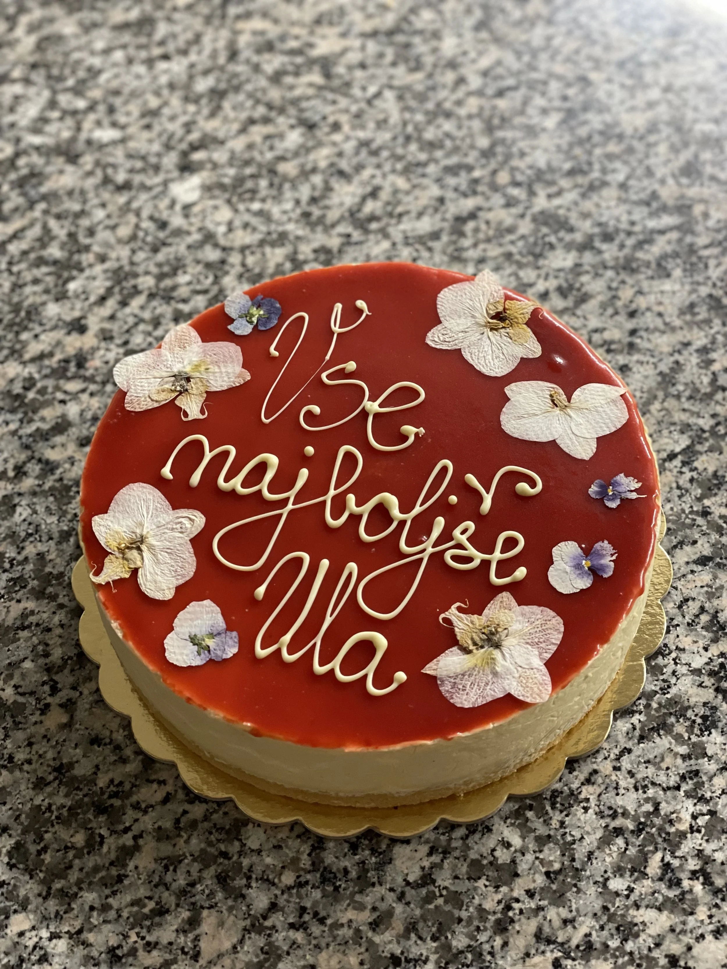 Bela čokolada s pehtranom in jagodo