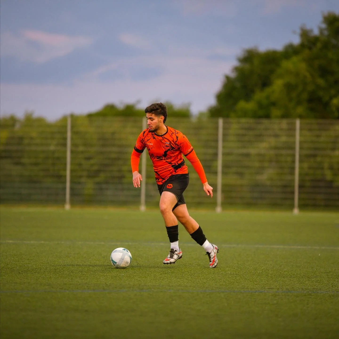The kids on fire 😮‍💨🔥
Another Newbury special from our county cup fixture on the weekend 🔥
⚽️ @matt.newbury1 🅰️ @j.ph99 
#hounslow #grassrootsfootball #sundayleague