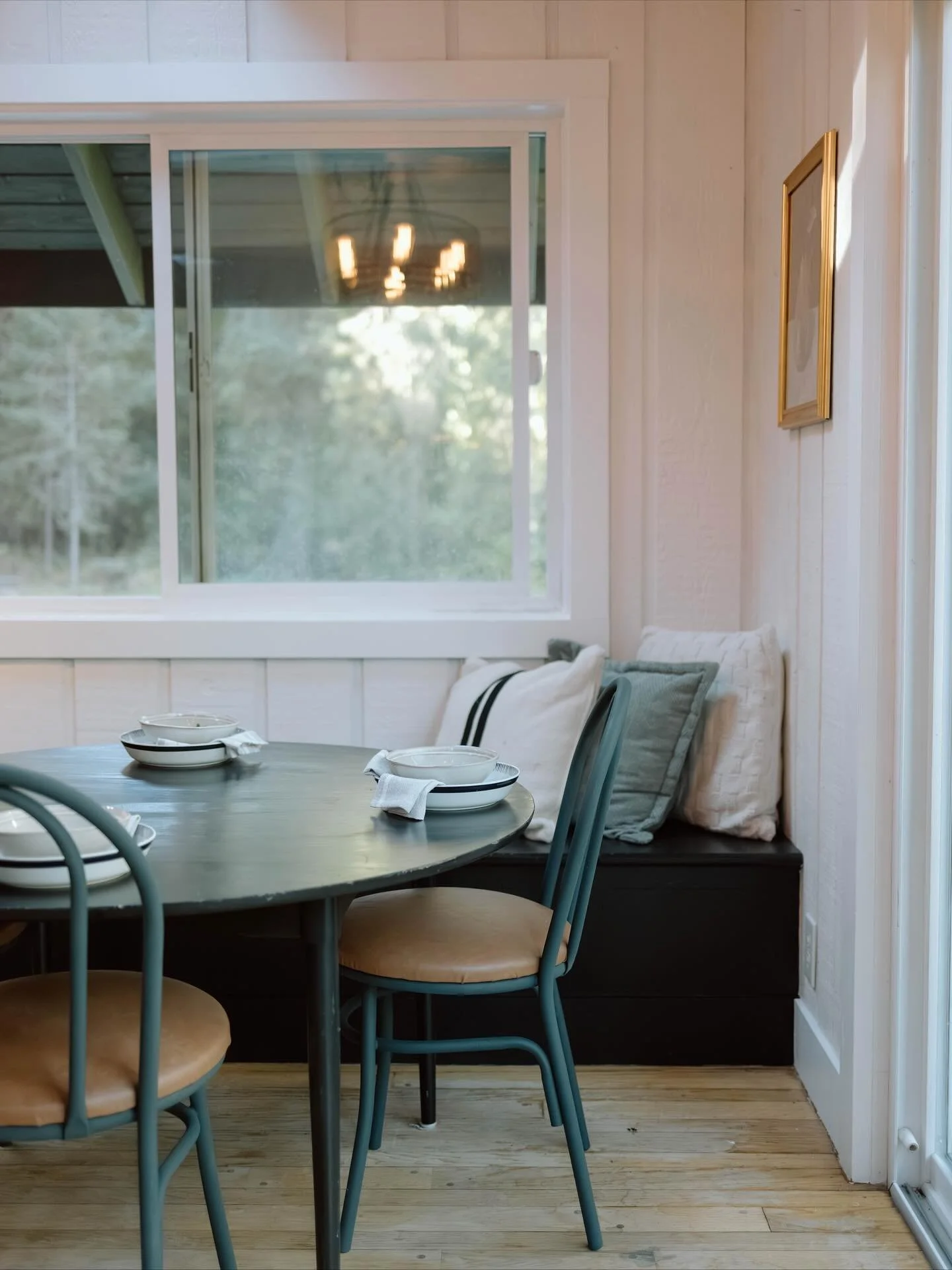 The way the light peeks in 🤌🏼

A beautiful staging we did for a client in Rogue River.

Picking out pieces to stage and highlight each homes uniqueness takes care and intention and really makes such a big impact !! 💫