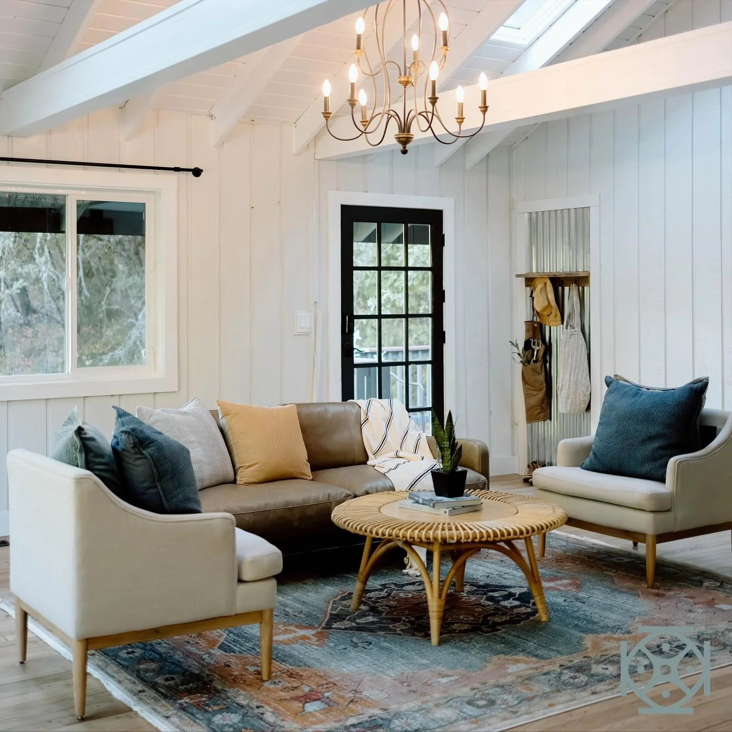 A little snapshot of our staging at a beautiful home in Rogue River, OR 💫

Tips for Mixing Texture + Color

1. Keep the big pieces neutral.
Let sofas, rugs, and walls stay calm so you can swap in color with pillows and decor.

2. Use texture to bala