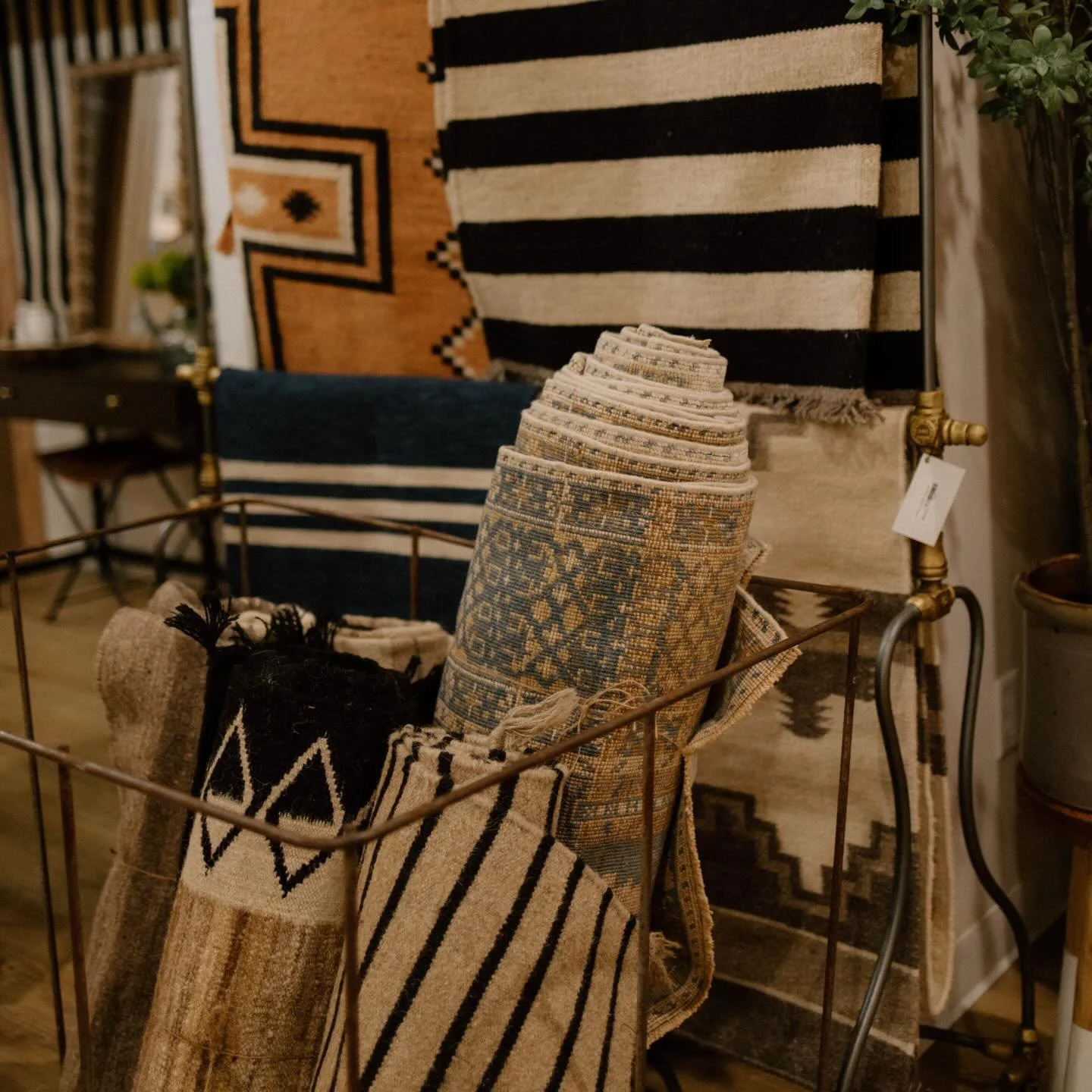 @dwellstreetmarket is open today from 11am-5pm !!

Pick up your last minute gifts ❤️&zwj;🔥

Swipe to the end to see how we staged books from our shop in a recent stage 💫

Merry Christmas!