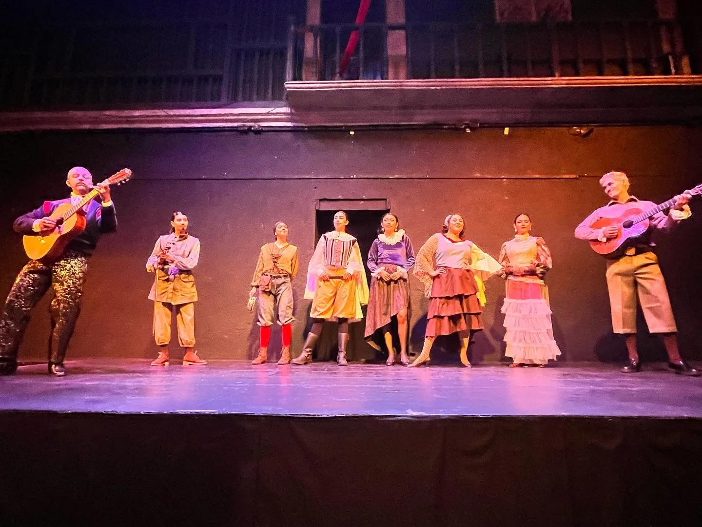 As&iacute; se vive el proceso creativo de Donde hay agravios no hay celos y Amo criado, montaje dirigido por nuestros docentes Am&eacute;rico del R&iacute;o y Ram&oacute;n Cadaval.
Entre ensayos llenos de energ&iacute;a y un estreno incre&iacute;ble,