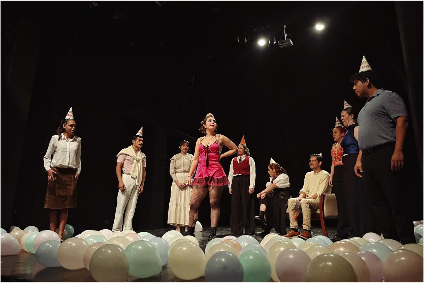 El colectivo @ayermuriounactor , conformado por estudiantes de 5A, llev&oacute; a cabo la puesta en escena Manada, escrita por Luis Eduardo Yee, docente de CasAzul, dirigida por Ricardo Rodr&iacute;guez y Bernardo Kasis.
Un ejercicio esc&eacute;nico 