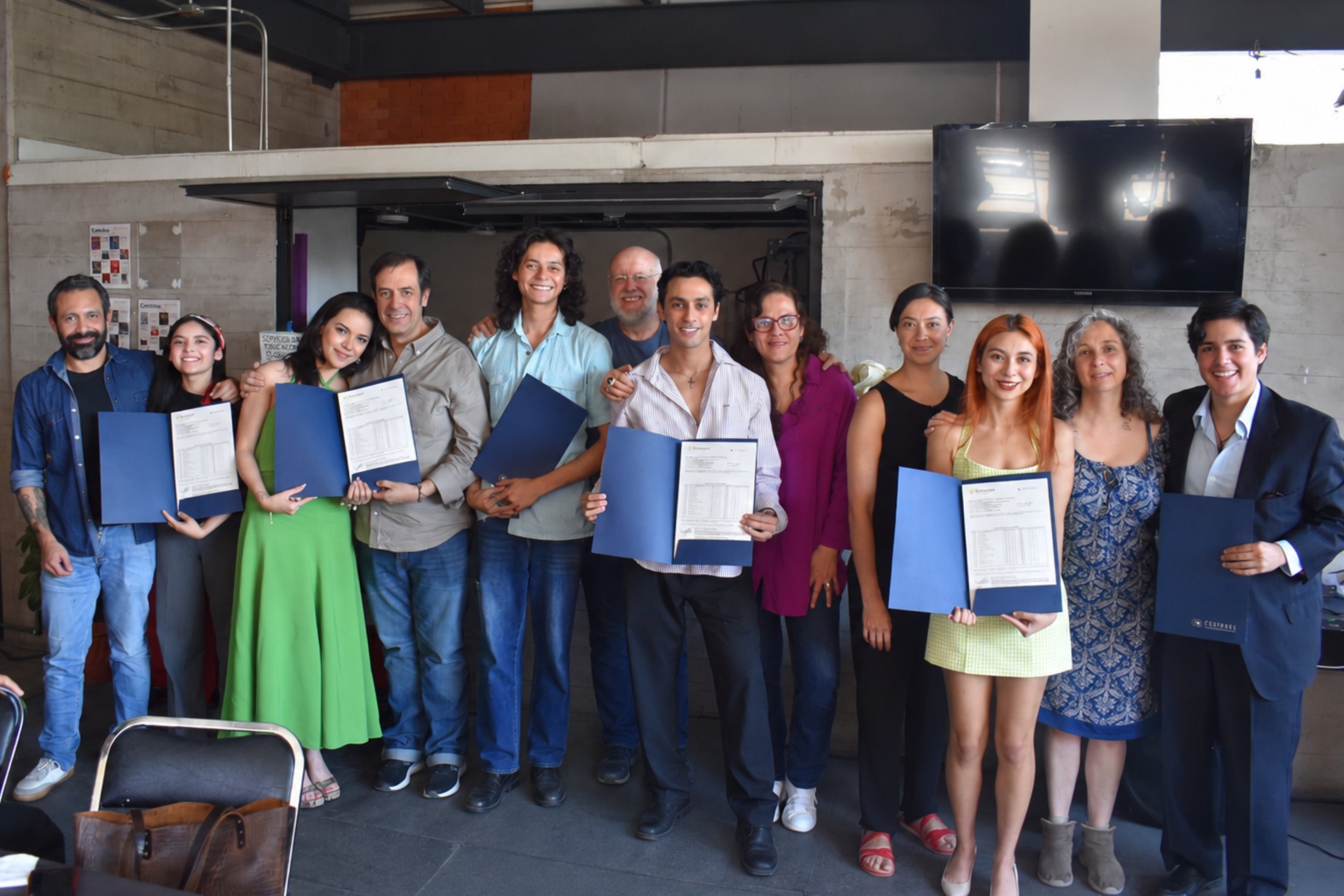 En el marco del D&iacute;a del Maestro, compartimos algunas im&aacute;genes de un encuentro lleno de gratitud, reconocimiento y celebraci&oacute;n. 🖤
Nuestra directora Norma Aburto Lugo dedic&oacute; unas palabras a las y los docentes, reconociendo 