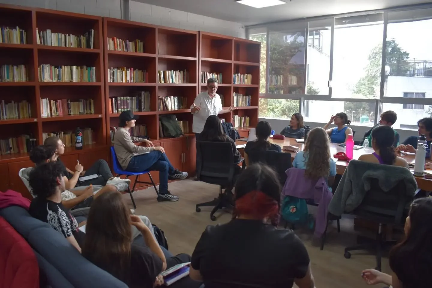 📚 &iexcl;Nos da mucho gusto compartir esta noticia!
Nuestro maestro @rodolfo.obregon regresa a las aulas con clases presenciales, compartiendo nuevamente su profundo conocimiento sobre la historia del teatro con las nuevas generaciones de creadoras 
