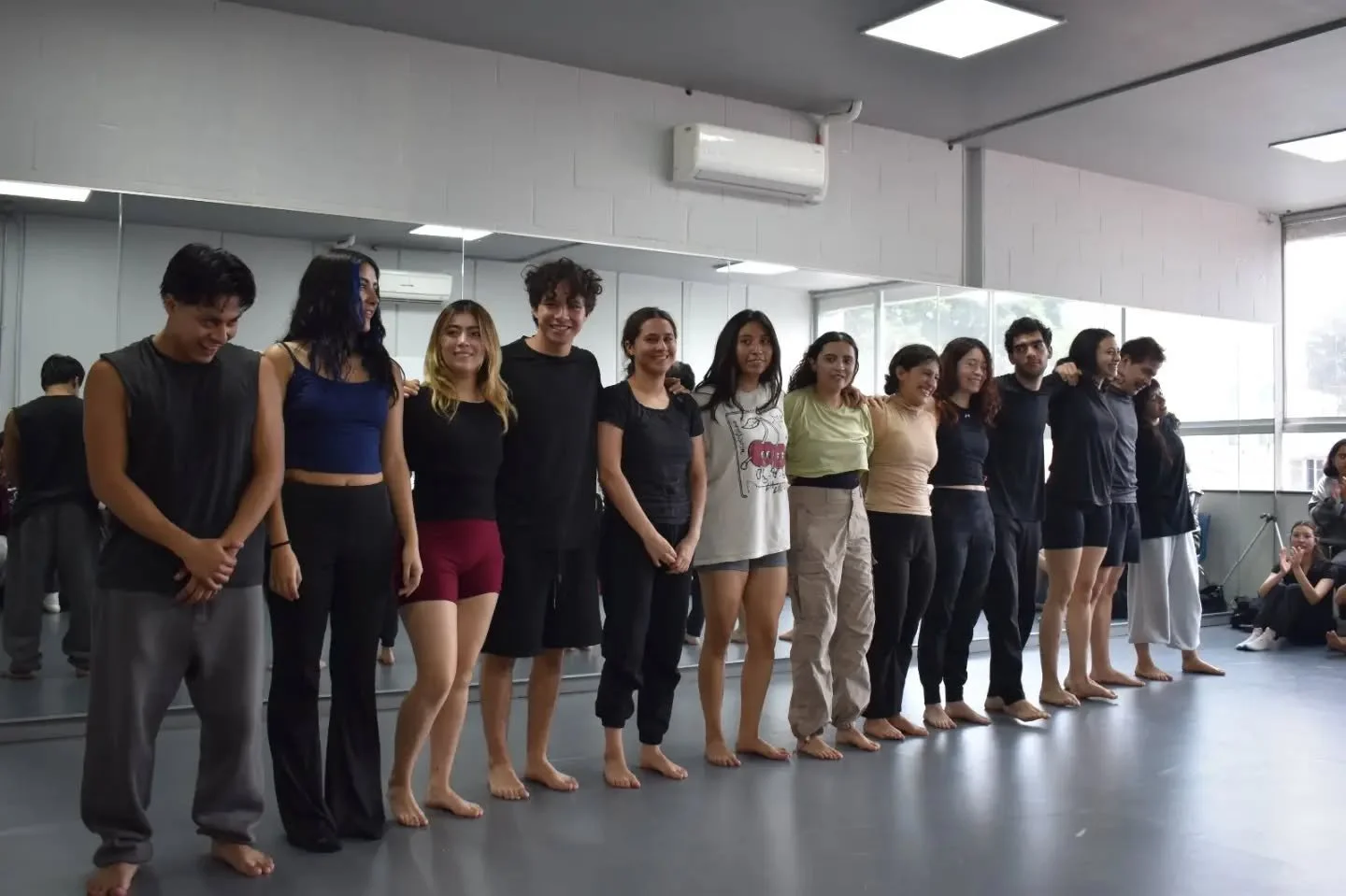 En su examen parcial de Expresi&oacute;n Corporal II, 4.&ordm; A trabaj&oacute; con el maestro Luis Arturo a partir de la m&uacute;sica y la presencia corporal.
Mientras algunos segu&iacute;an el ritmo de la m&uacute;sica, otros exploraban el ritmo, 