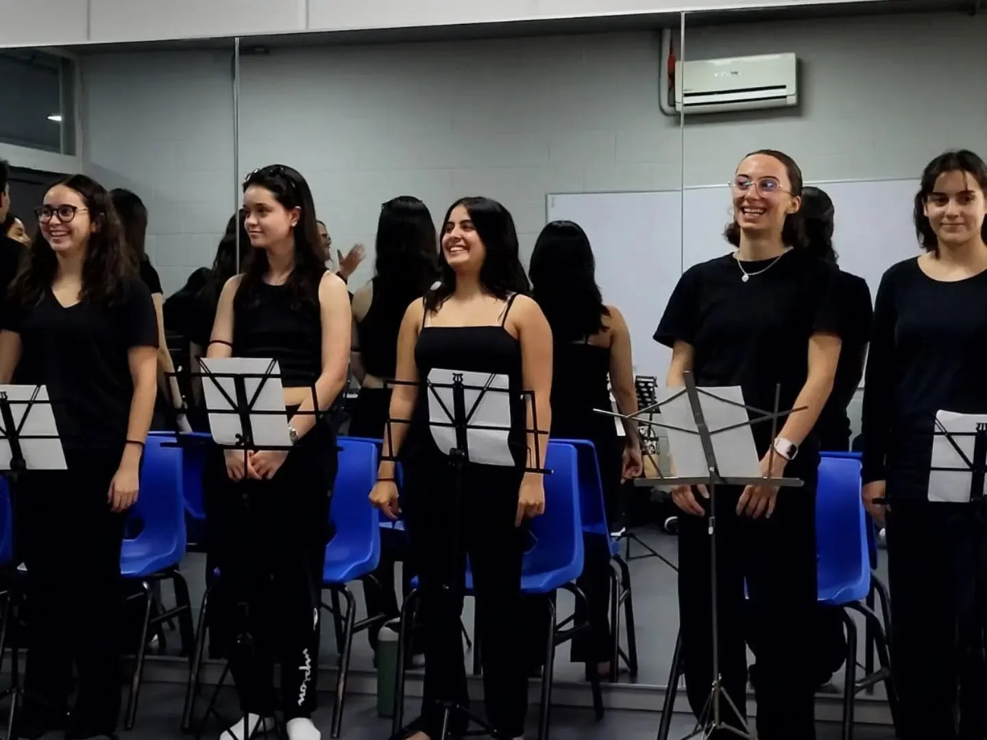 Nuestros estudiantes de 1.&ordm; A realizaron su examen parcial de M&uacute;sica y R&iacute;tmica, con el maestro Crist&oacute;bal Mayr&aacute;n, a trav&eacute;s de Clapping Music, una pieza musical creada a partir de palmadas que pone a prueba la co