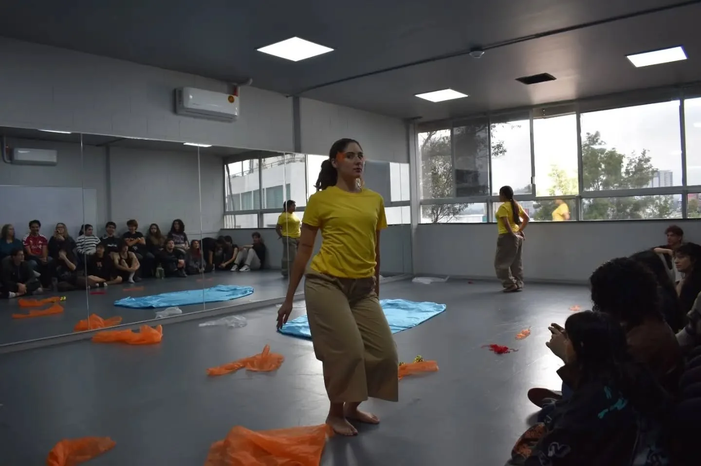 Nuestros alumnos de 4.&ordm; B realizaron su examen parcial de Expresi&oacute;n Corporal, con el maestro Luis Arturo Rodr&iacute;guez, explorando las danzas de apareamiento de los animales a trav&eacute;s del movimiento, la observaci&oacute;n y la ex