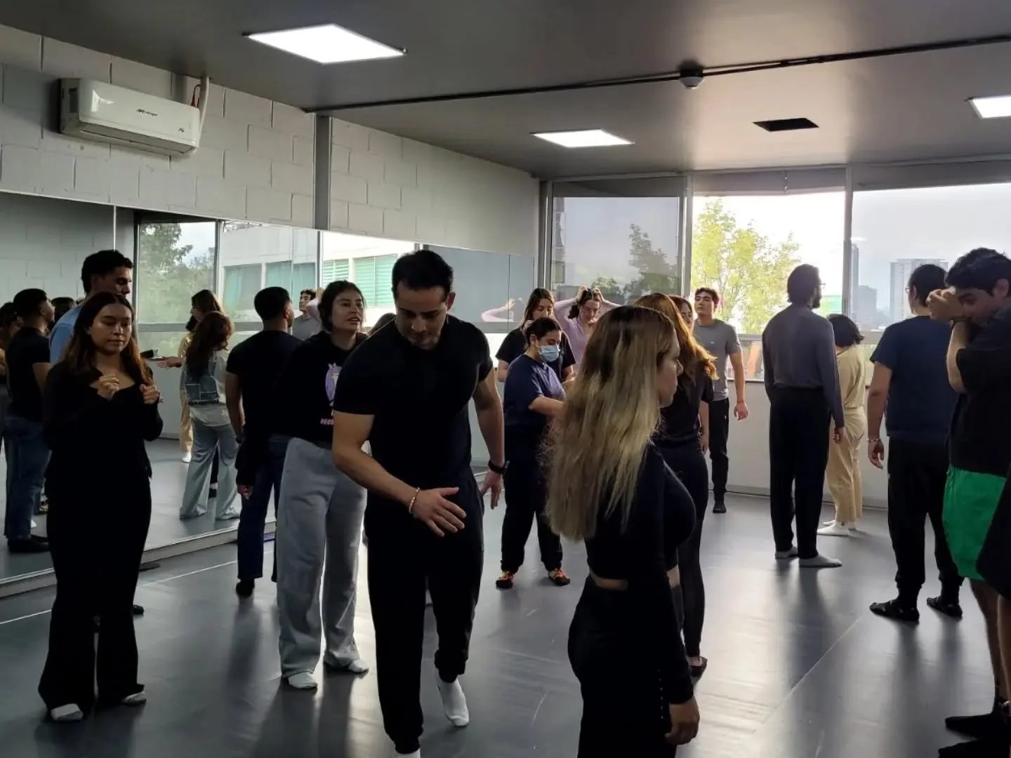 El pasado 3 de Octubre iniciamos el Taller de Actuaci&oacute;n Realista, donde nuestra docente Ana Isabel Esqueira gu&iacute;a a los participantes en un proceso de exploraci&oacute;n de personajes, emociones y situaciones, buscando una actuaci&oacute