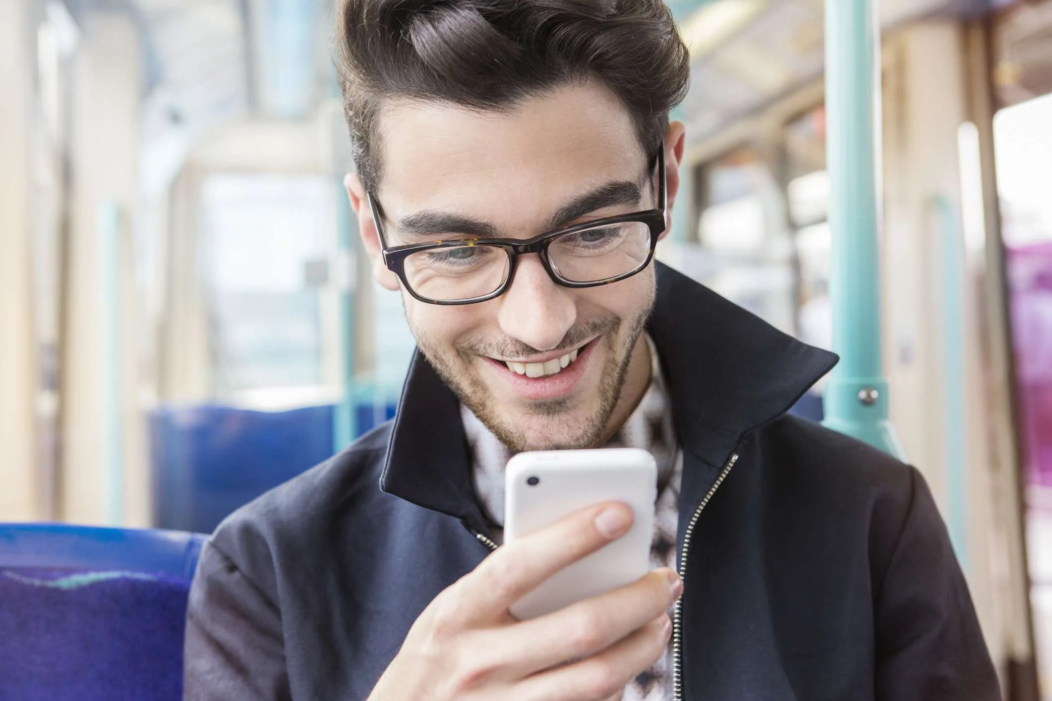 Manlookinghappilyatphone-BetsieVanDerMeer-Taxi-Getty-565cf97b5f9b5835e47f2fe8.jpg
